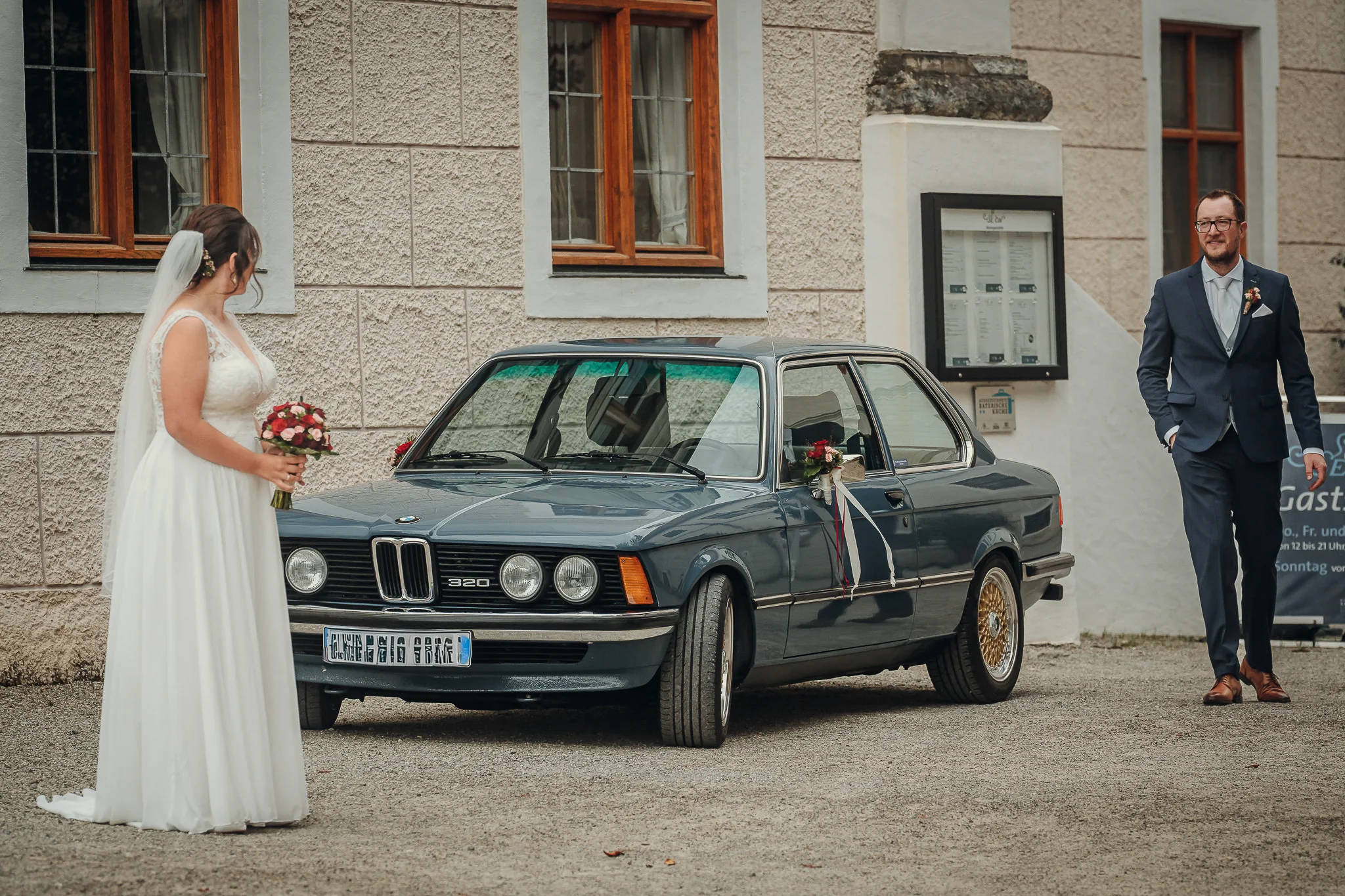 Brautpaar bei der Ankunft mit einem klassischen Fahrzeug im Kloster Seeon
