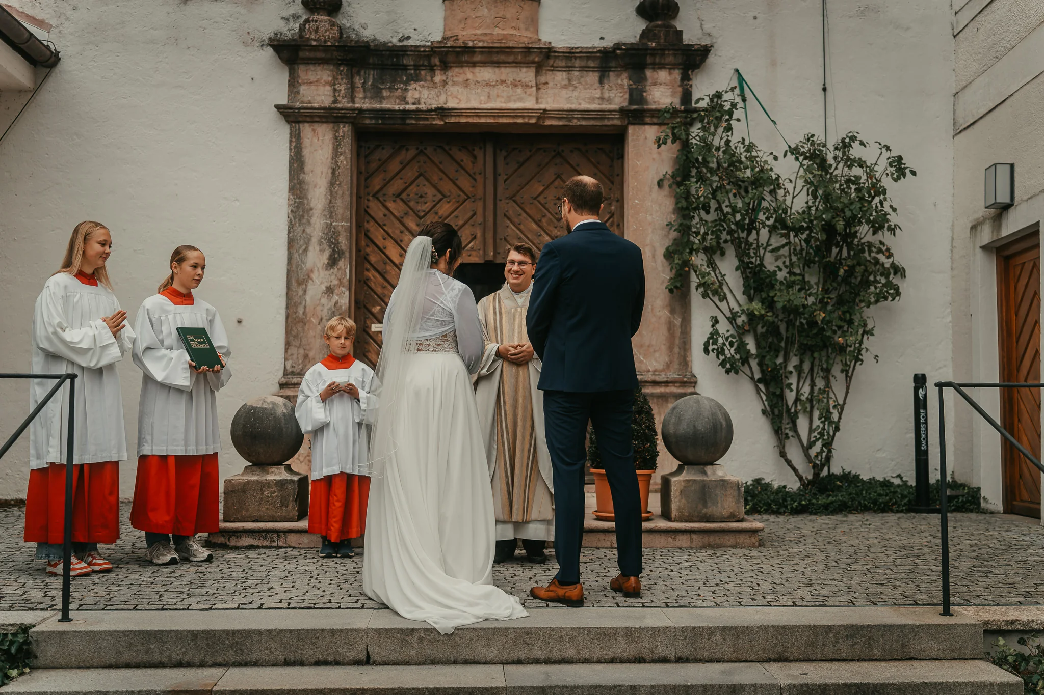 Brautpaar während der kirchlichen Trauung in der Klosterkirche Seeon
