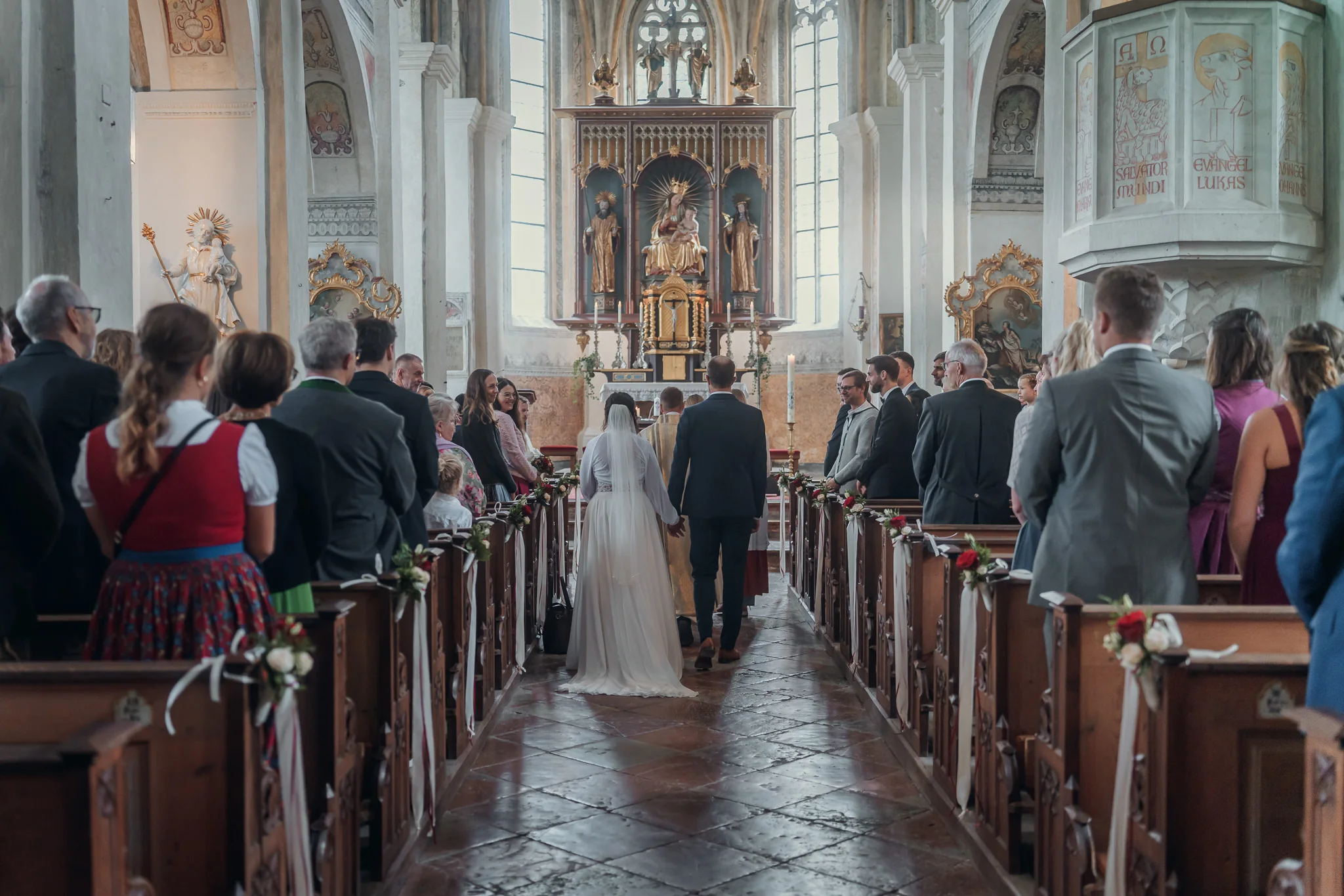 Brautpaar beim Einzug in die Klosterkirche Seeon