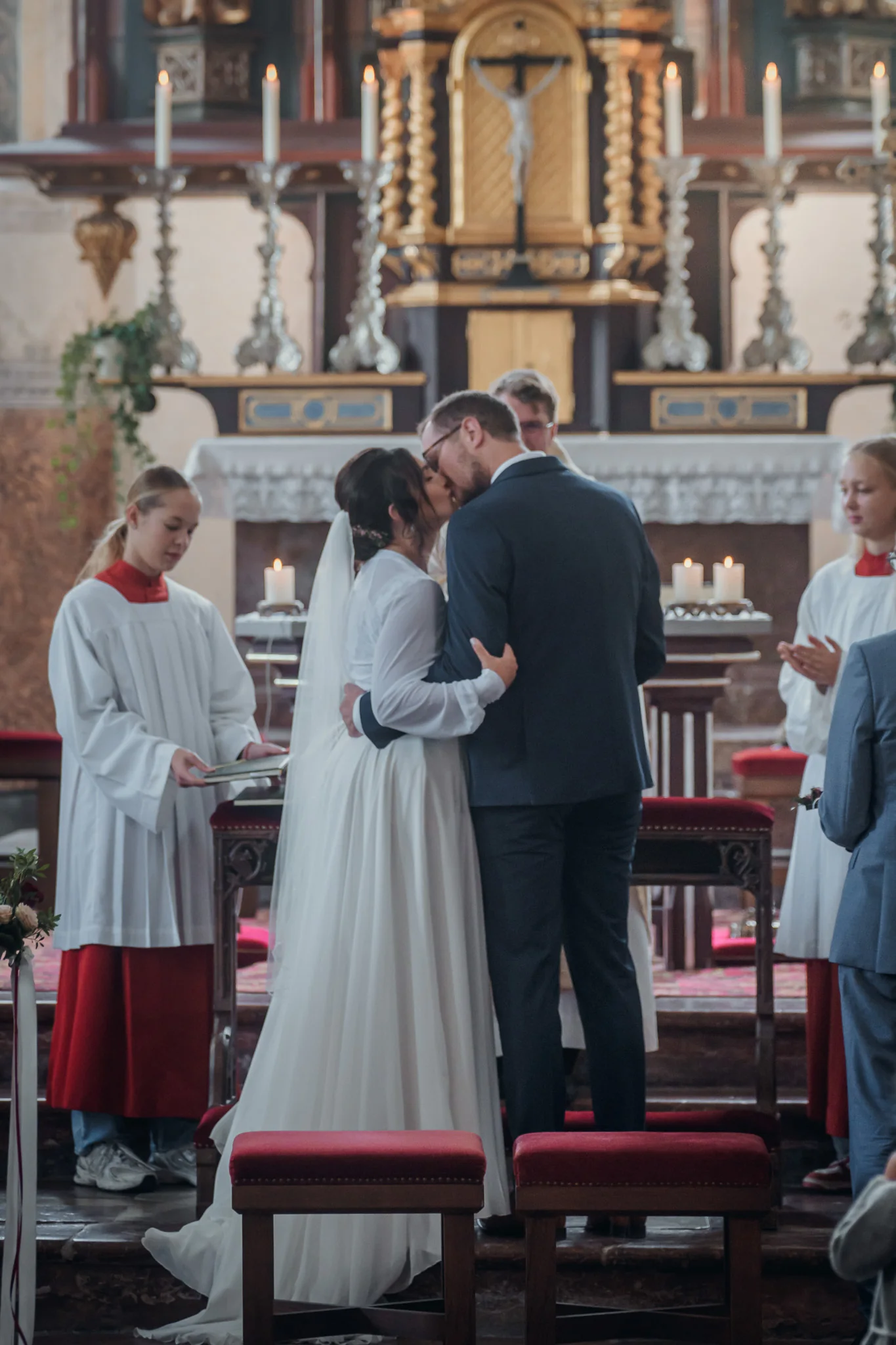 Brautpaar während eines innigen Moments bei der kirchlichen Trauung im Kloster Seeon
