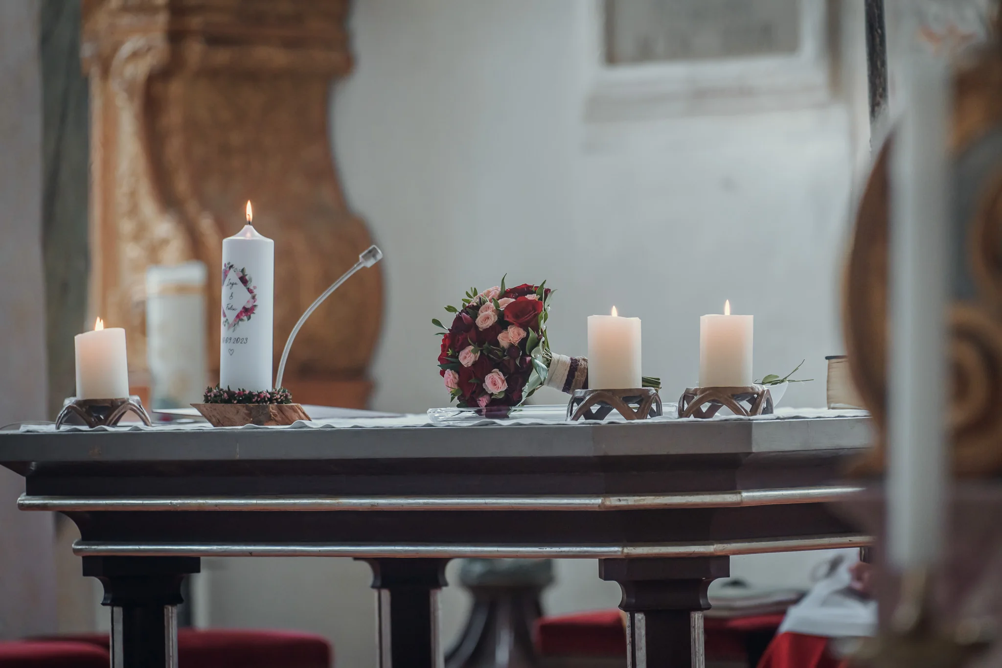 Kerzen und Blumenschmuck am Altar der Klosterkirche Seeon