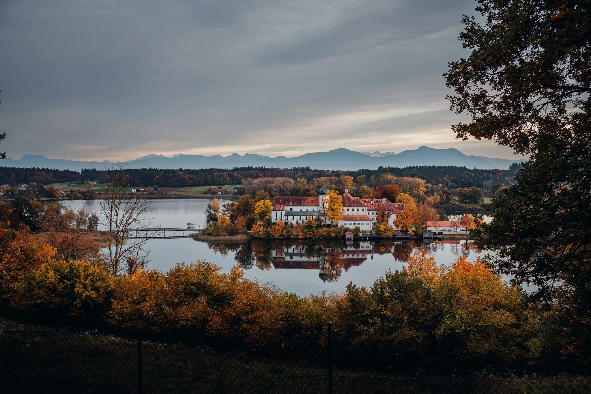 Kloster Seeon mit See und Chiemgauer Alpen in der Ferne