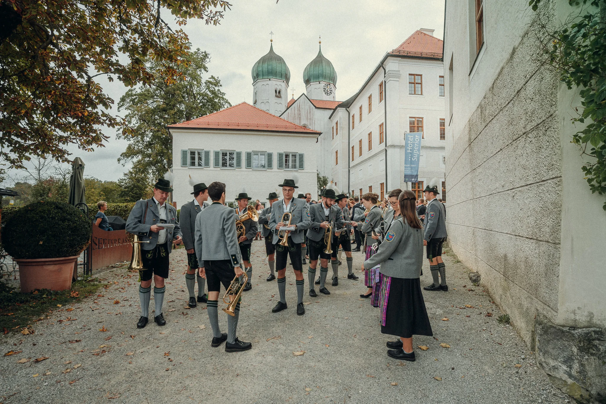 Musikanten beim Empfang vor dem Kloster Seeon