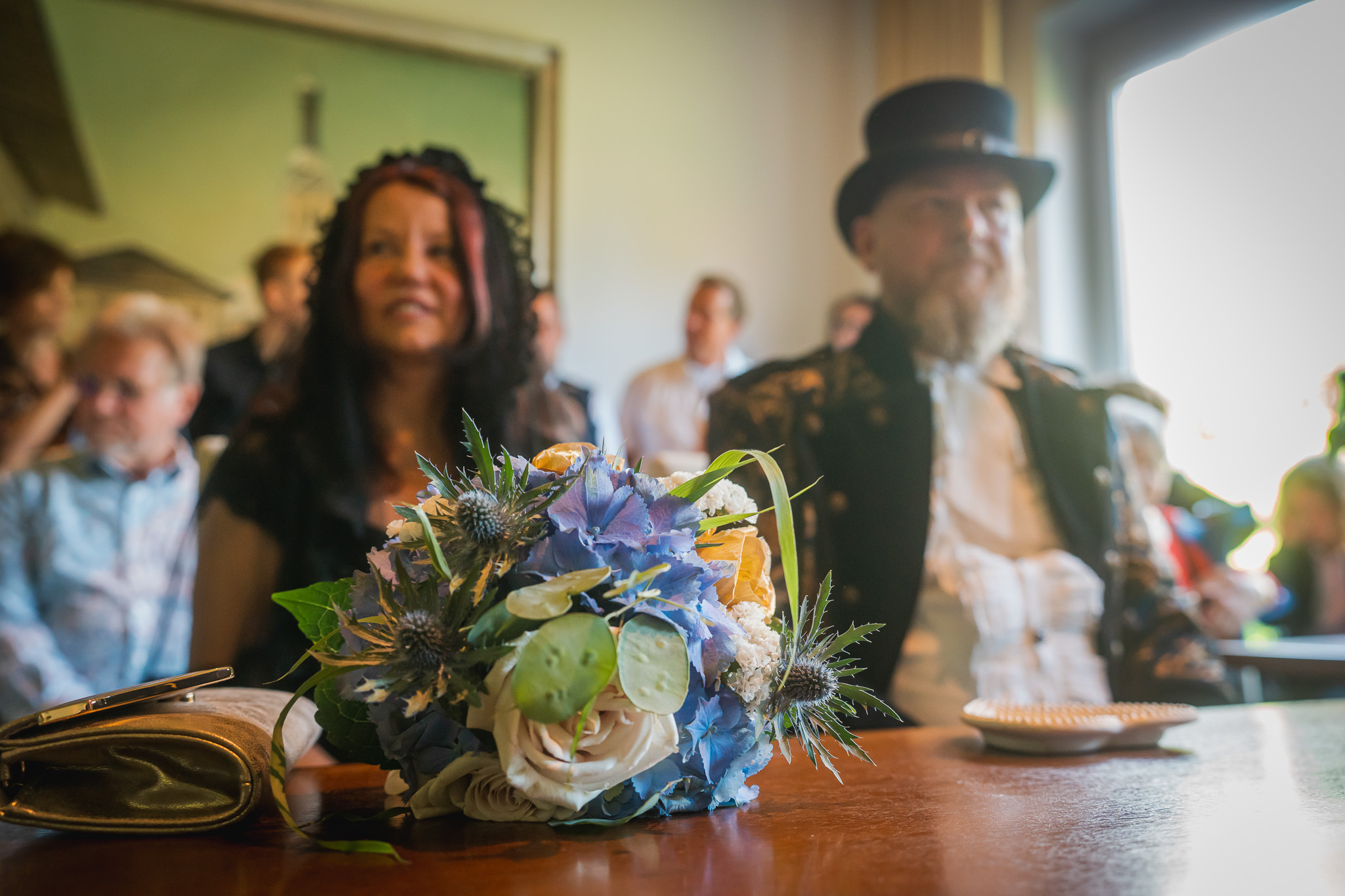 Blau-goldener Brautstrauß bei einer standesamtlichen Hochzeit in Rimsting