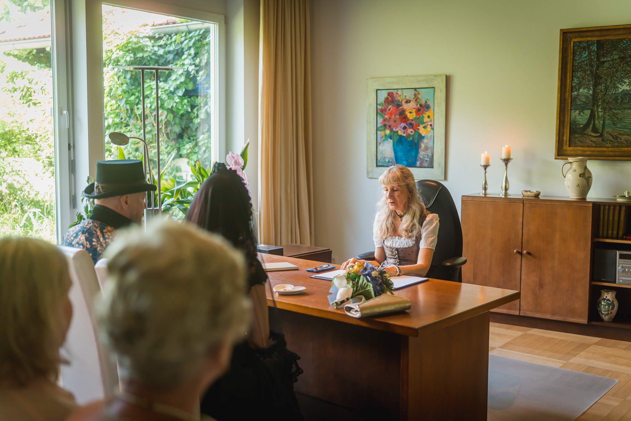 Standesbeamtin während der persönlichen Trauung im Rathaus Rimsting