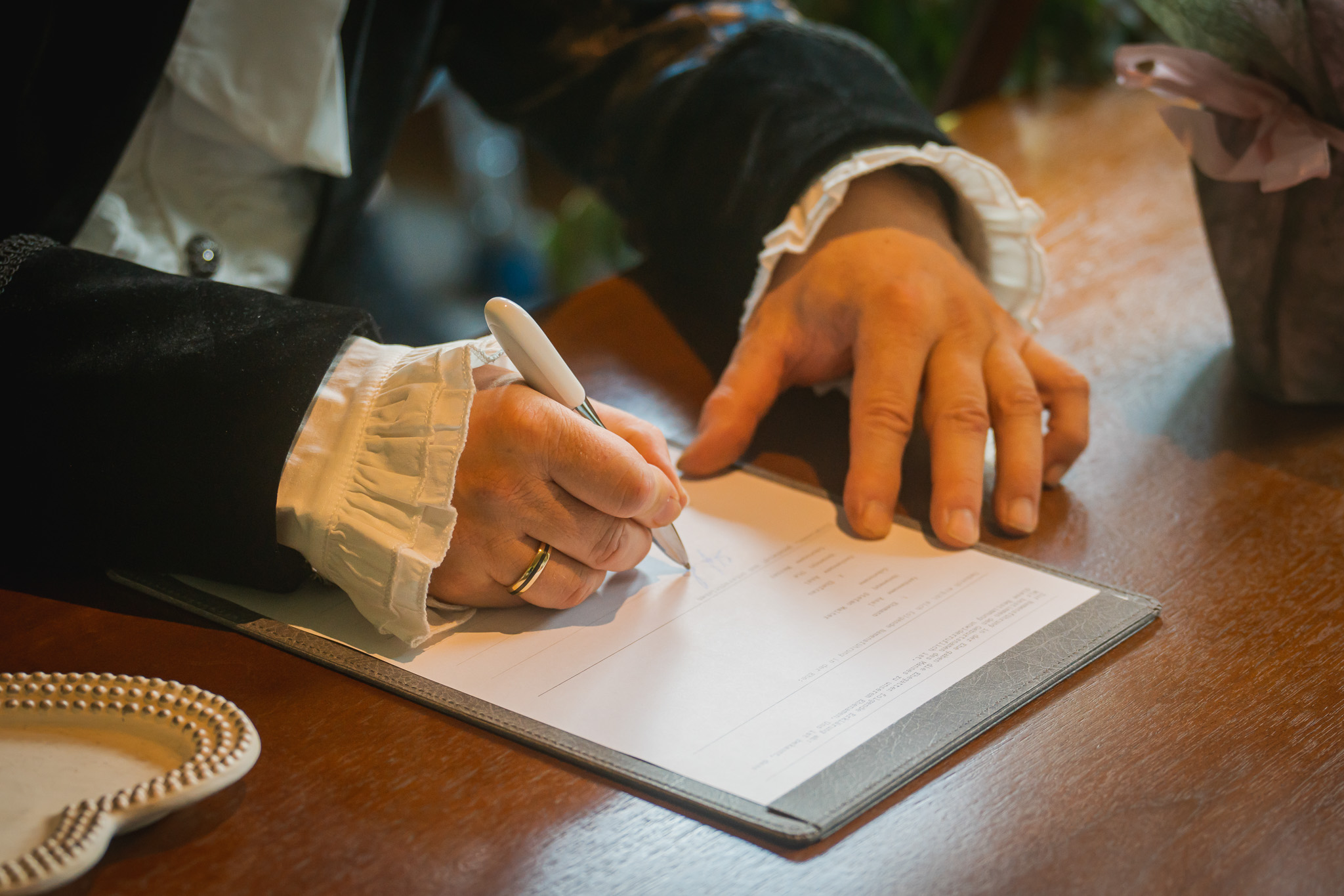 Unterschrift bei der standesamtlichen Hochzeit im Rathaus Rimsting