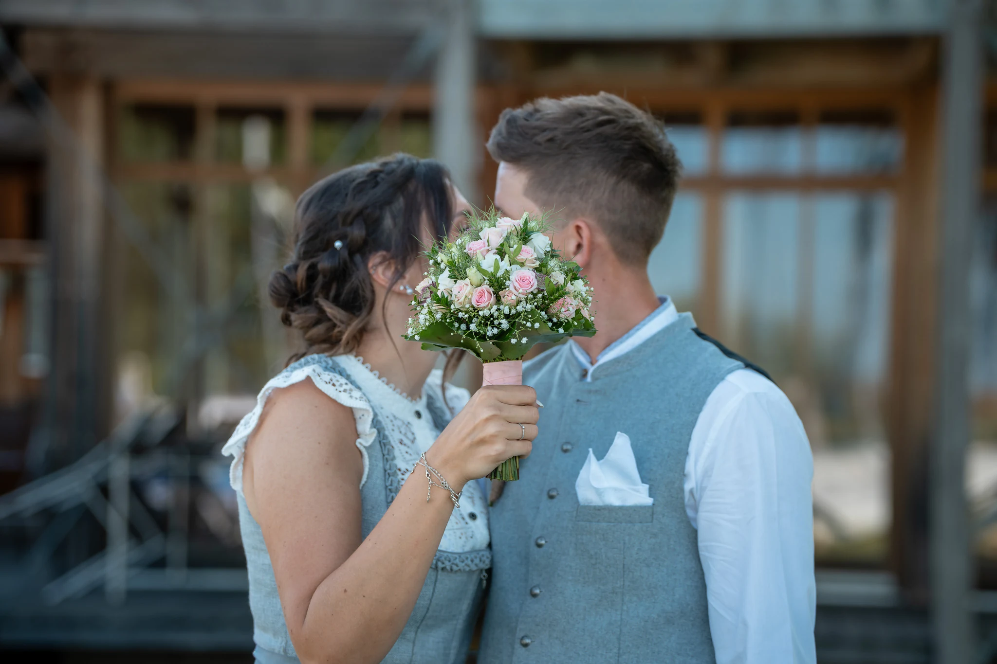 Hochzeitspaar in Seebruck nach der standesamtlichen Trauung