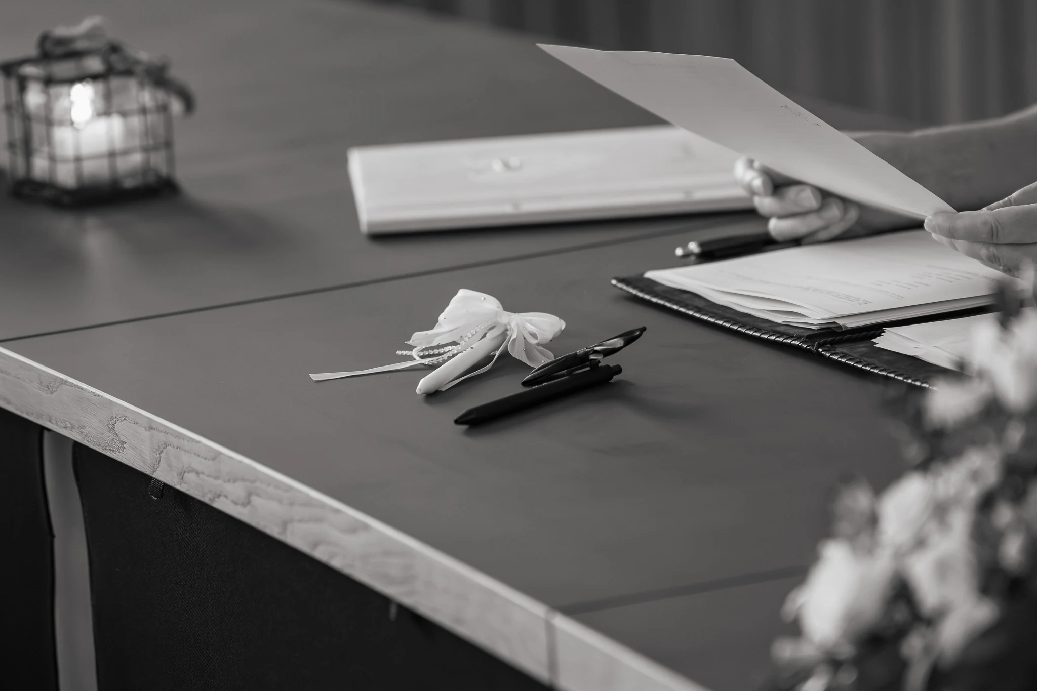 Trautisch und Eheringe bei einer Hochzeit im Standesamt Seebruck