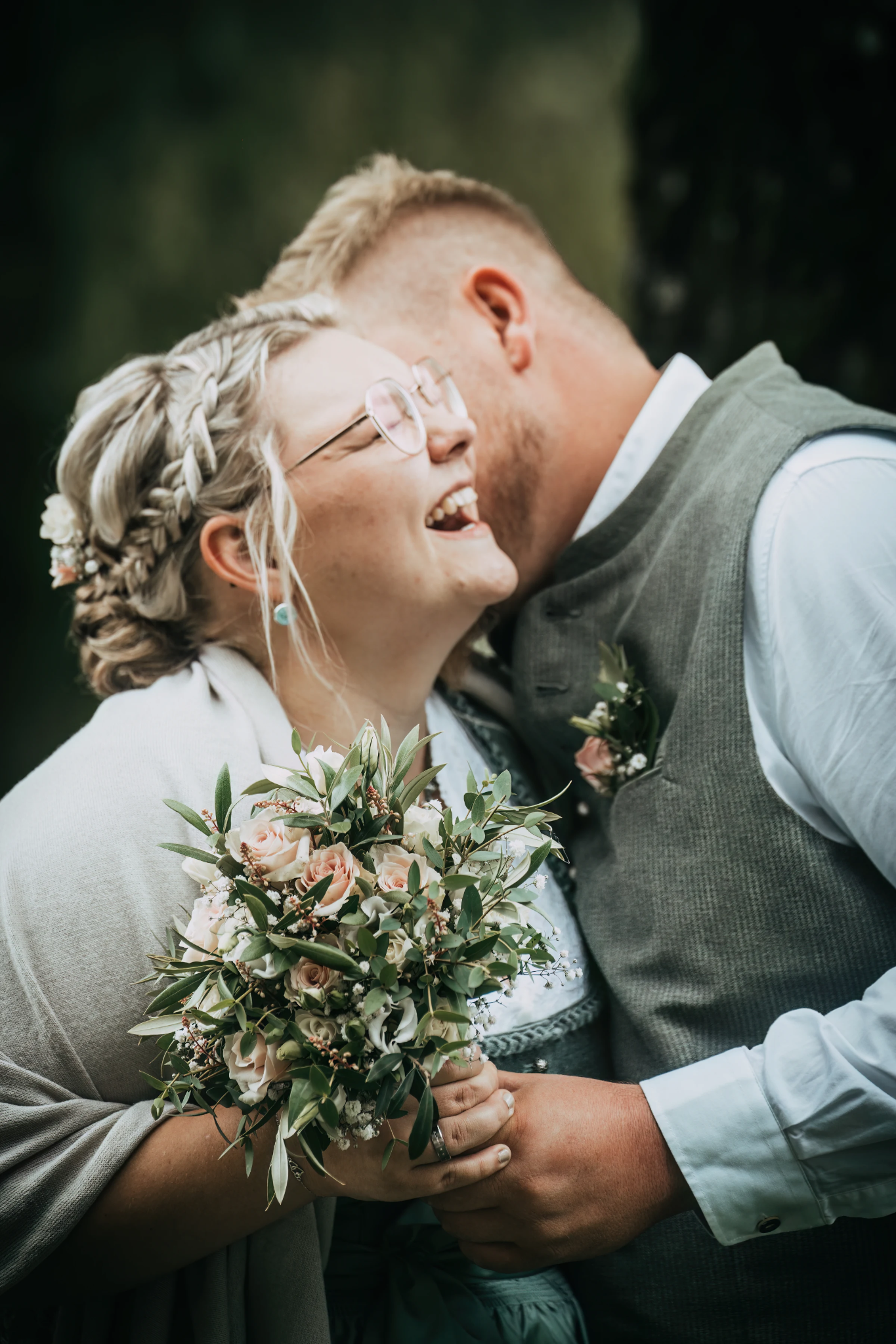 Brautpaar nach einer standesamtlichen Hochzeit im Kloster Seeon