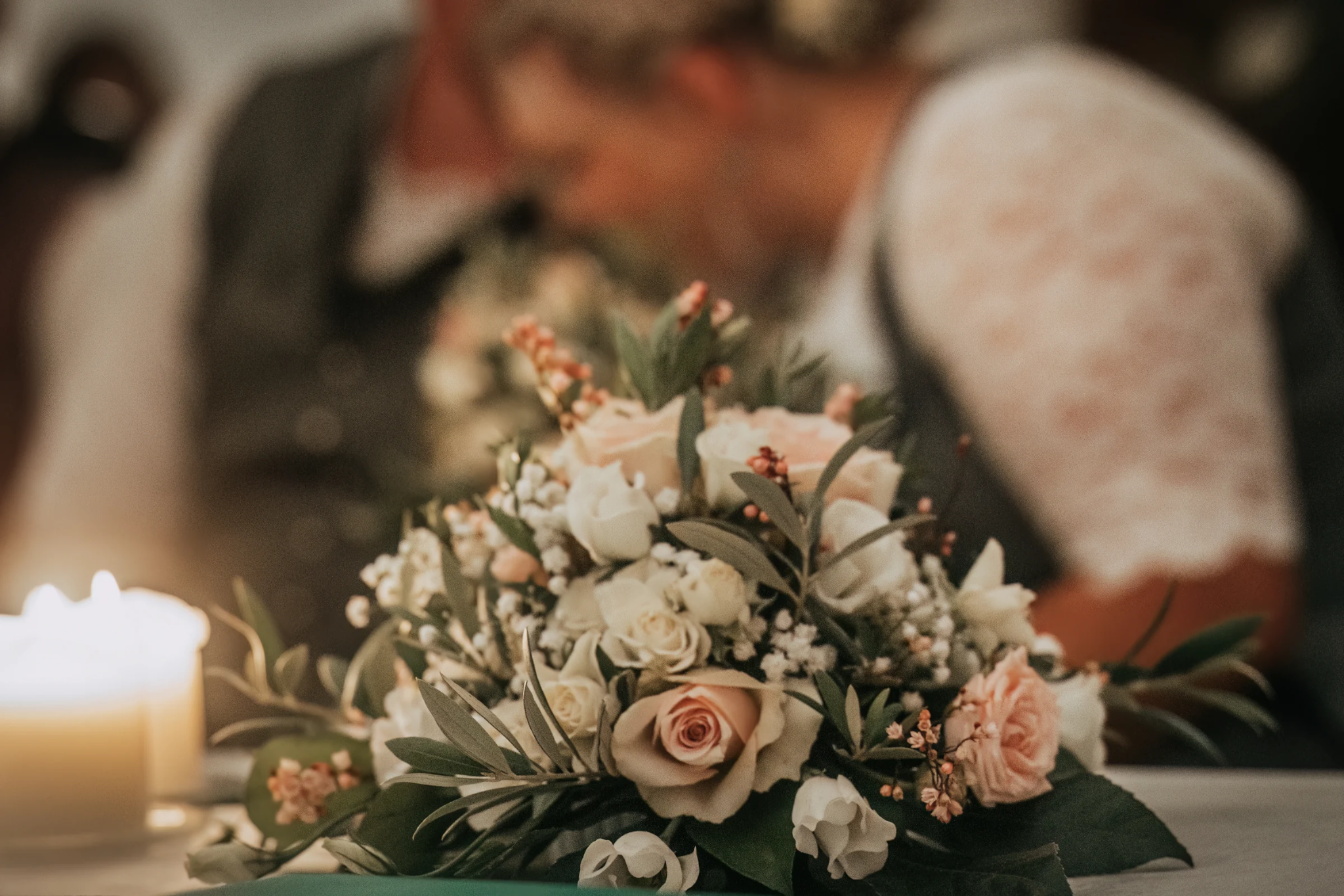 Eheringe und Blumenschmuck bei einer standesamtlichen Trauung in Seeon