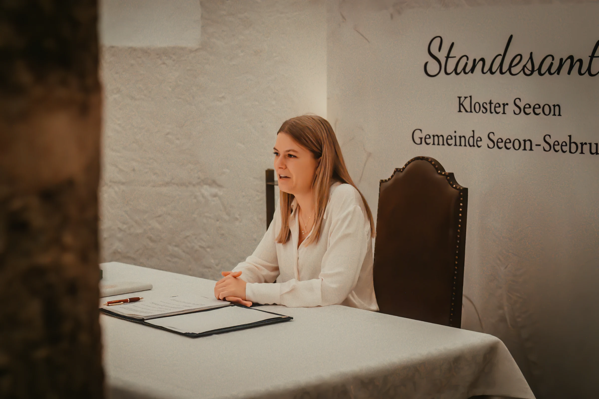 Standesbeamtin während einer Trauung im Gotischen Keller