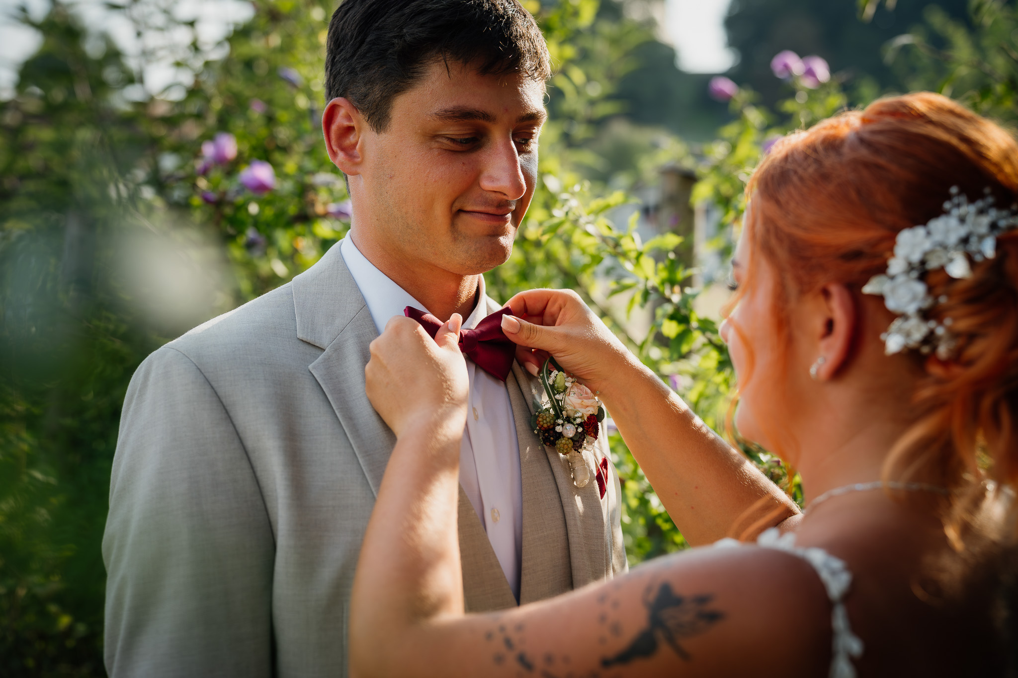Die Fliege des Bräutigams wird vor der Hochzeit gerichtet