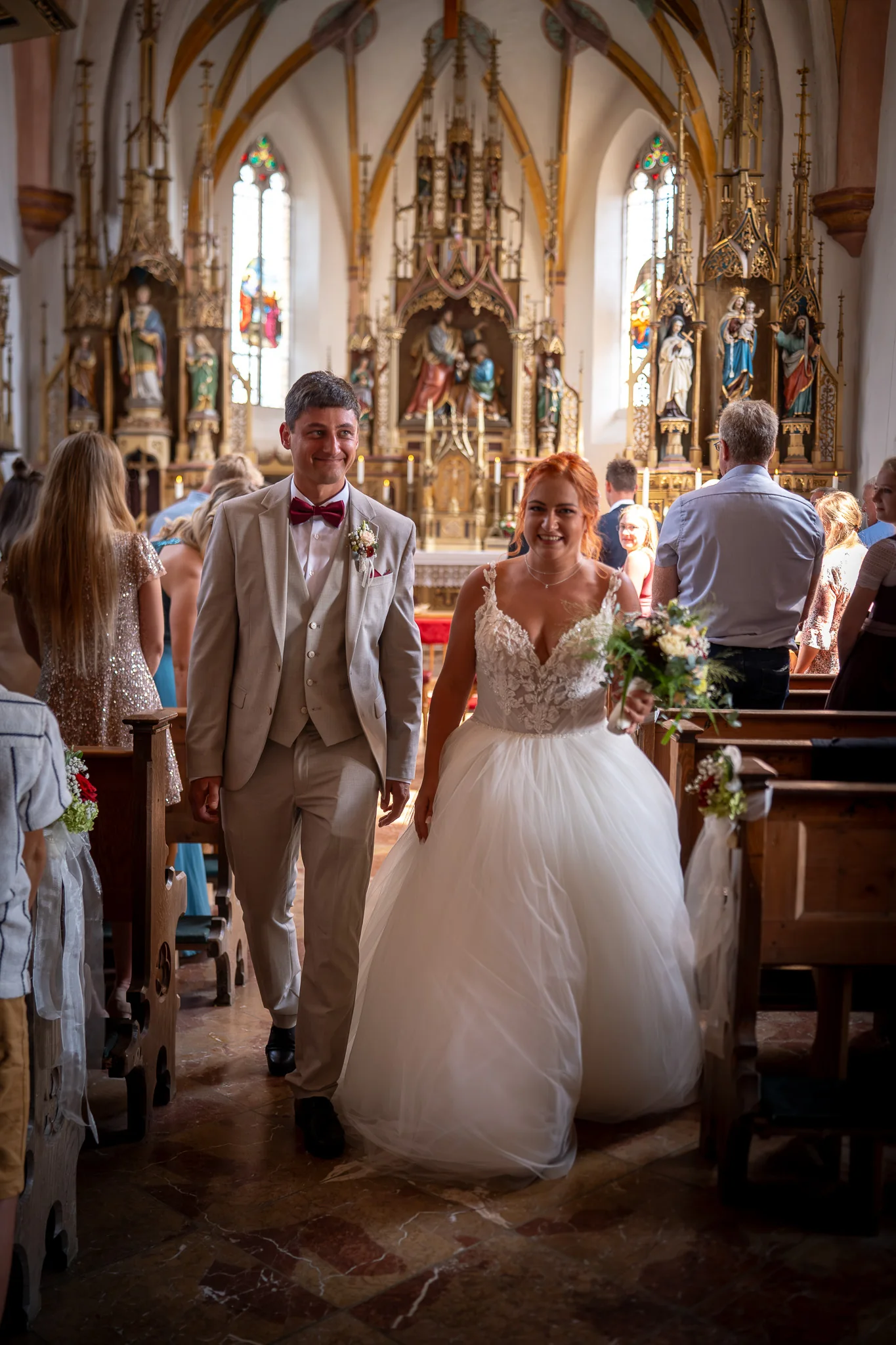 Brautpaar verlässt gemeinsam die Kirche nach der Trauung – emotionale Hochzeitsreportage