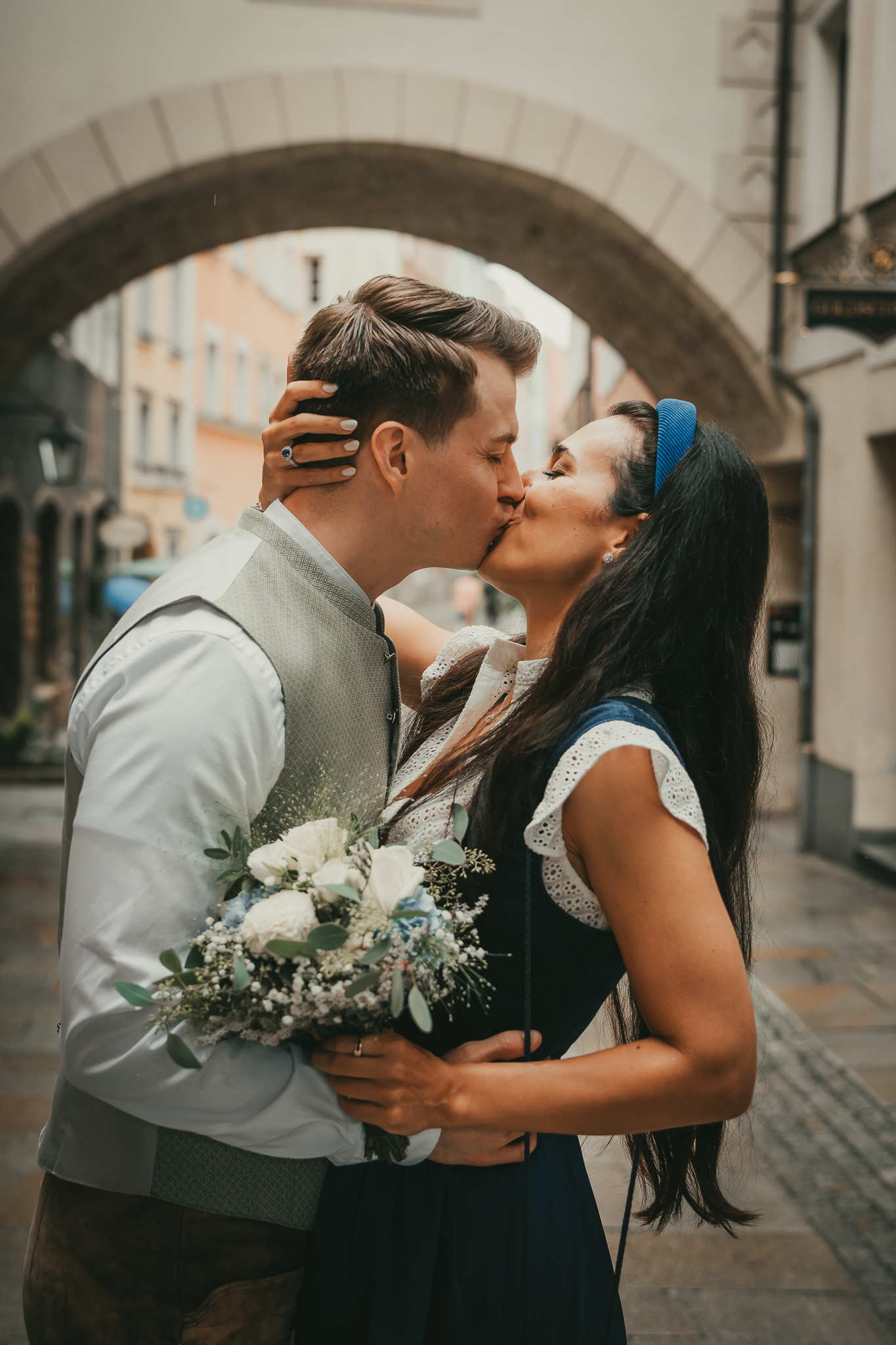 Brautpaar küsst sich nach der standesamtlichen Hochzeit in Burghausen
