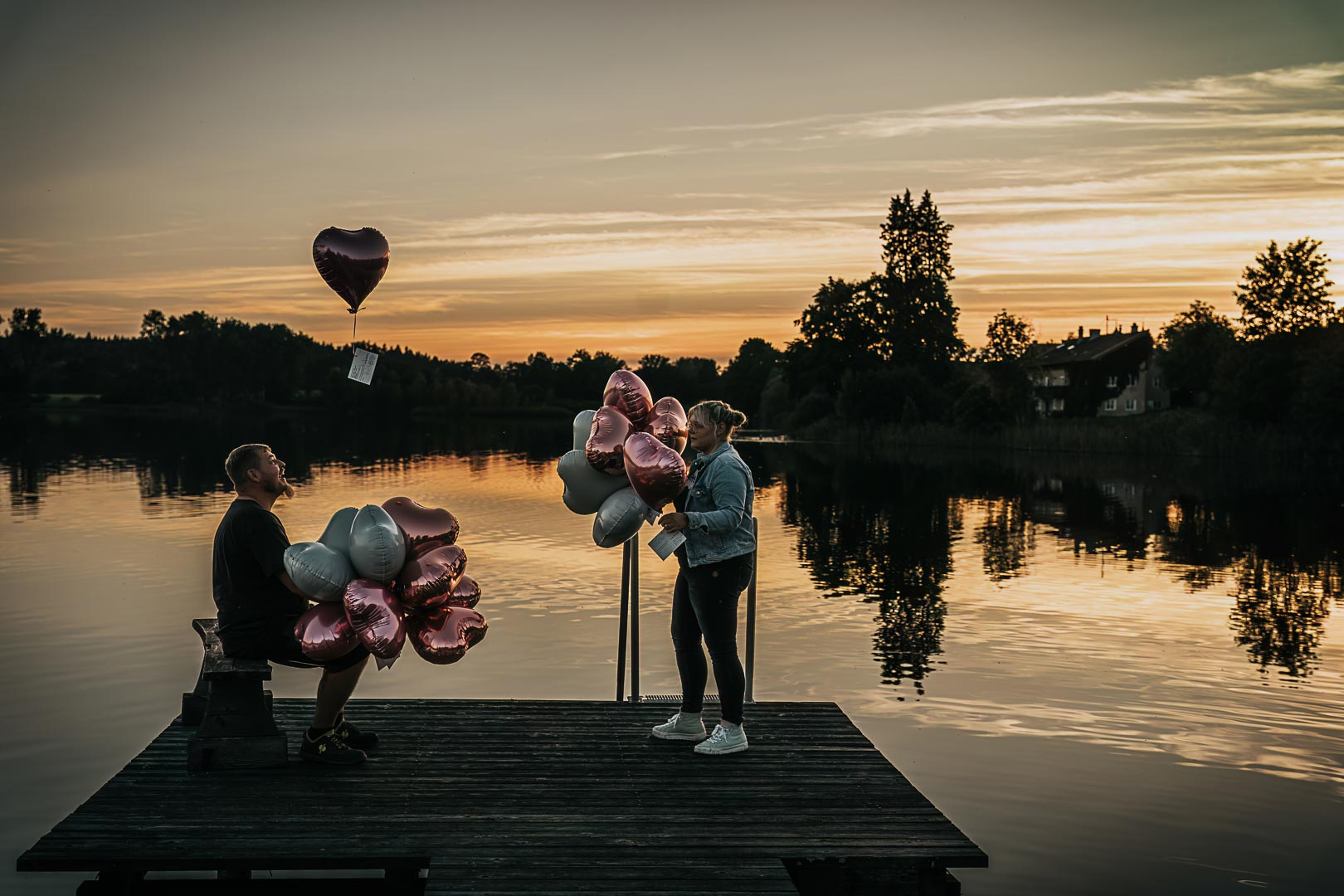 Brautpaar mit Luftballons am See