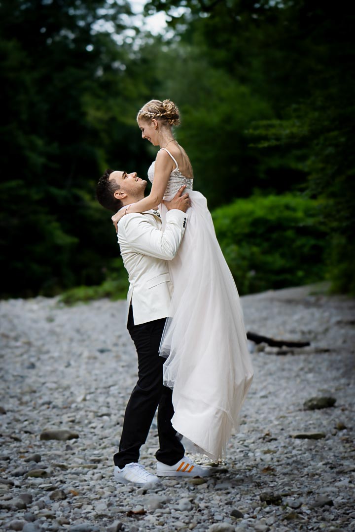 Brautpaar neben einem roten Oldtimer – kreatives Hochzeitspaarshooting