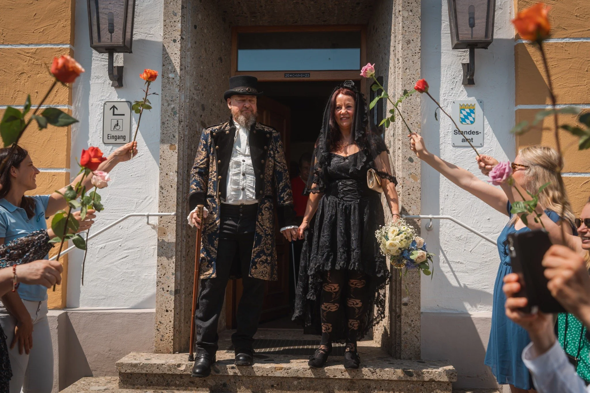 Hochzeitspaar wird nach der Trauung mit Blumen empfangen