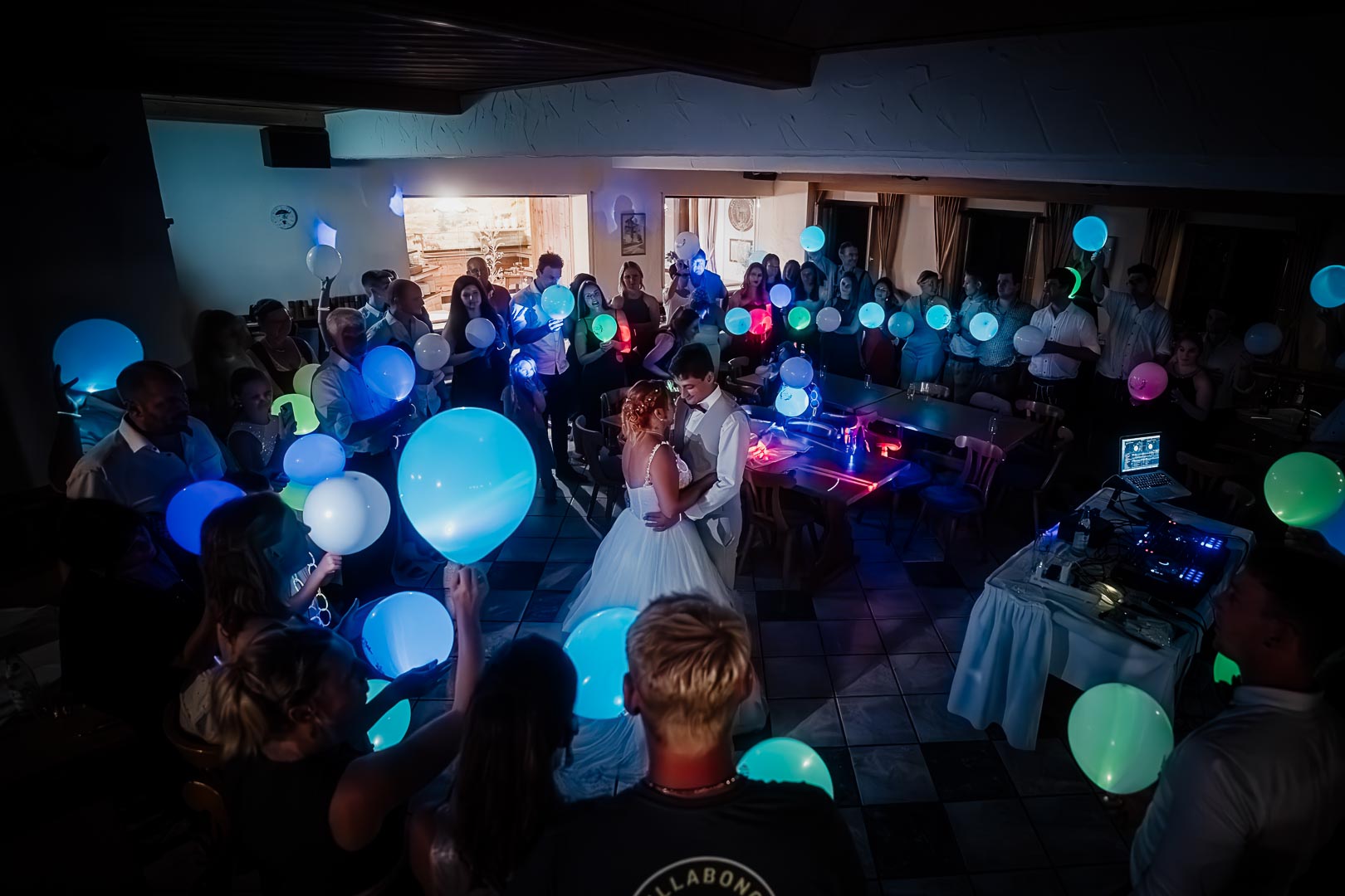 Hochzeitsparty mit Leuchtstäben auf der Tanzfläche