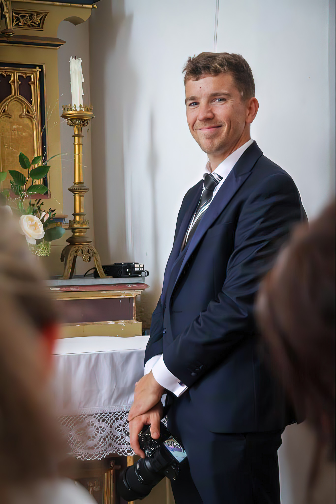 Richi von Lindl Photography bei einer Hochzeit mit Kamera