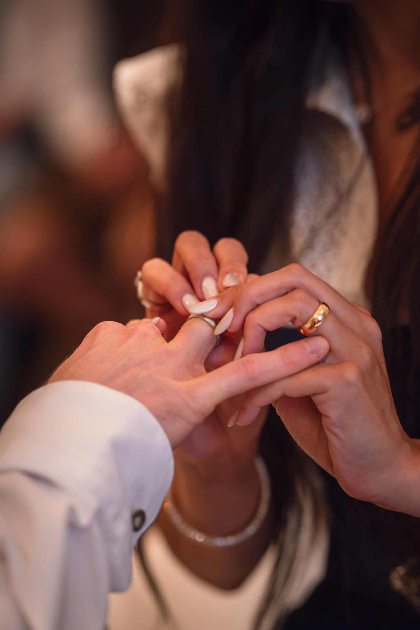 Detailaufnahme beim Ringtausch während einer standesamtlichen Hochzeit
