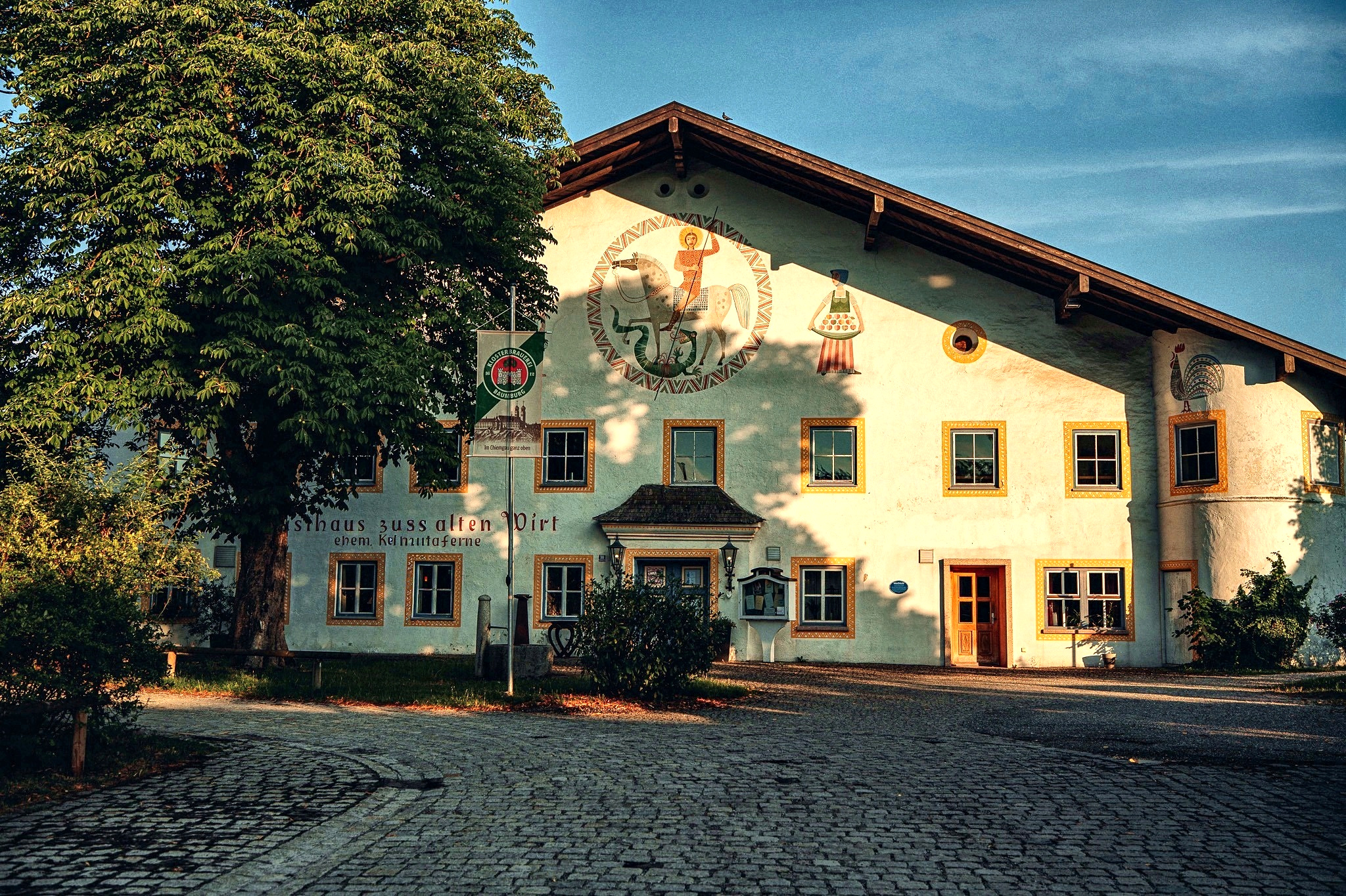 Außenansicht des Alten Wirts in Seeon