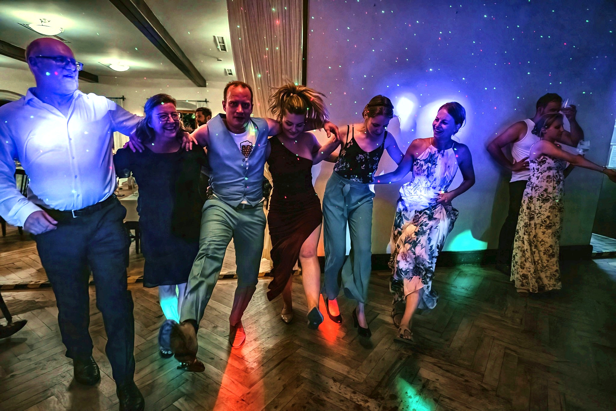 Hochzeitsgäste tanzen gemeinsam im Festsaal des Alten Wirts