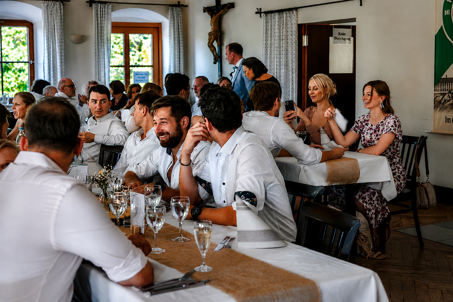 Hochzeitsgesellschaft an der festlich gedeckten Tafel beim Alten Wirt Seeon