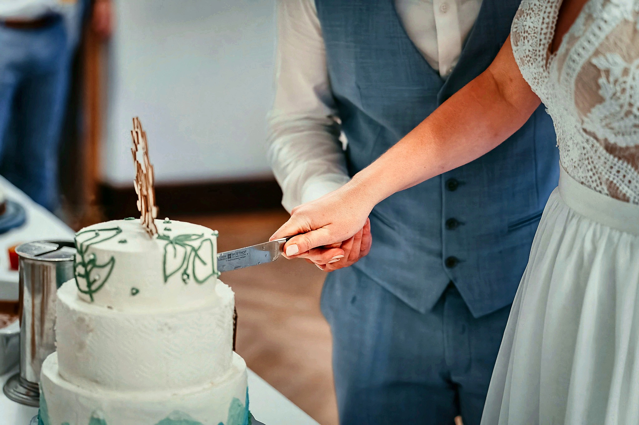 Brautpaar schneidet die Hochzeitstorte beim Alten Wirt in Seeon an
