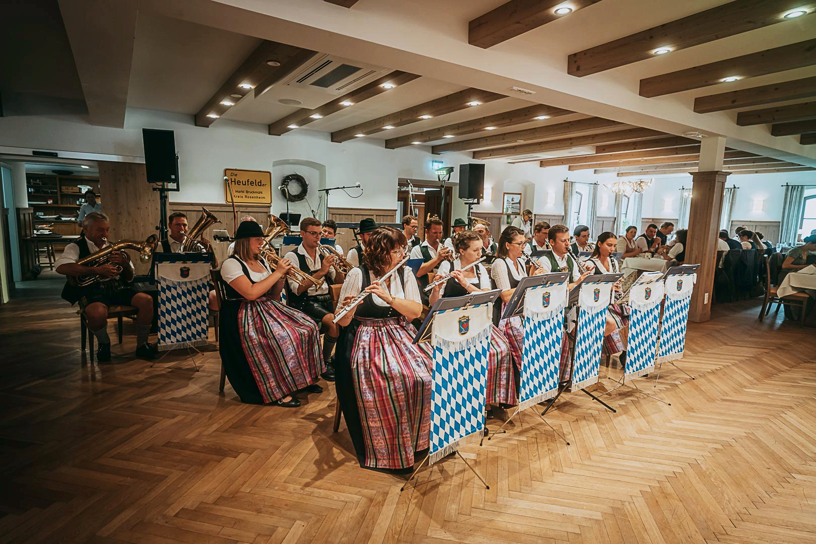 Blaskapelle spielt bei der Hochzeitsfeier beim Wirt z’Engelsberg