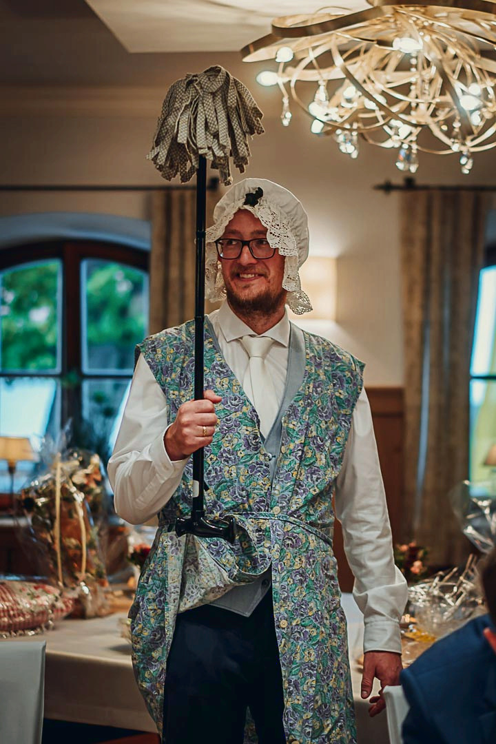 Bräutigam als Putzfrau verkleidet beim traditionellen Brautstehlen
