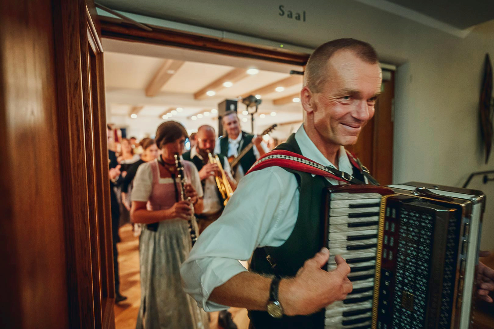 Musikalischer Zug zum Weinstüberl bei der Hochzeit in Engelsberg
