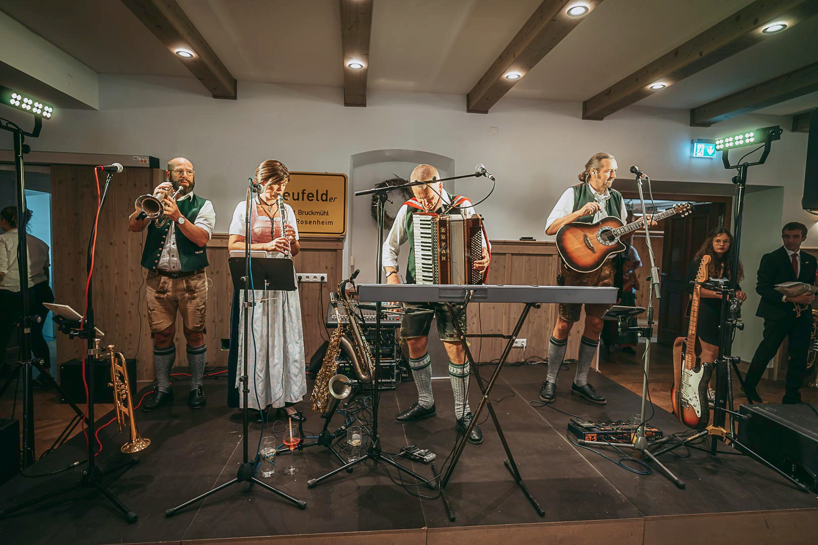 Live-Hochzeitsband auf der Bühne beim Wirt z’Engelsberg