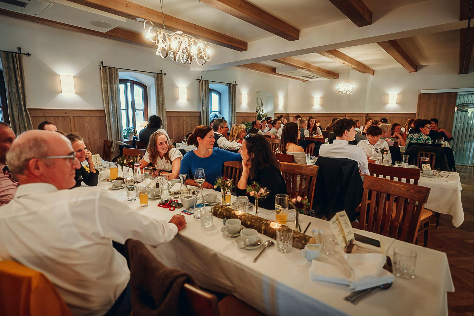 Hochzeitsgesellschaft im großzügigen Festsaal beim Wirt z’Engelsberg