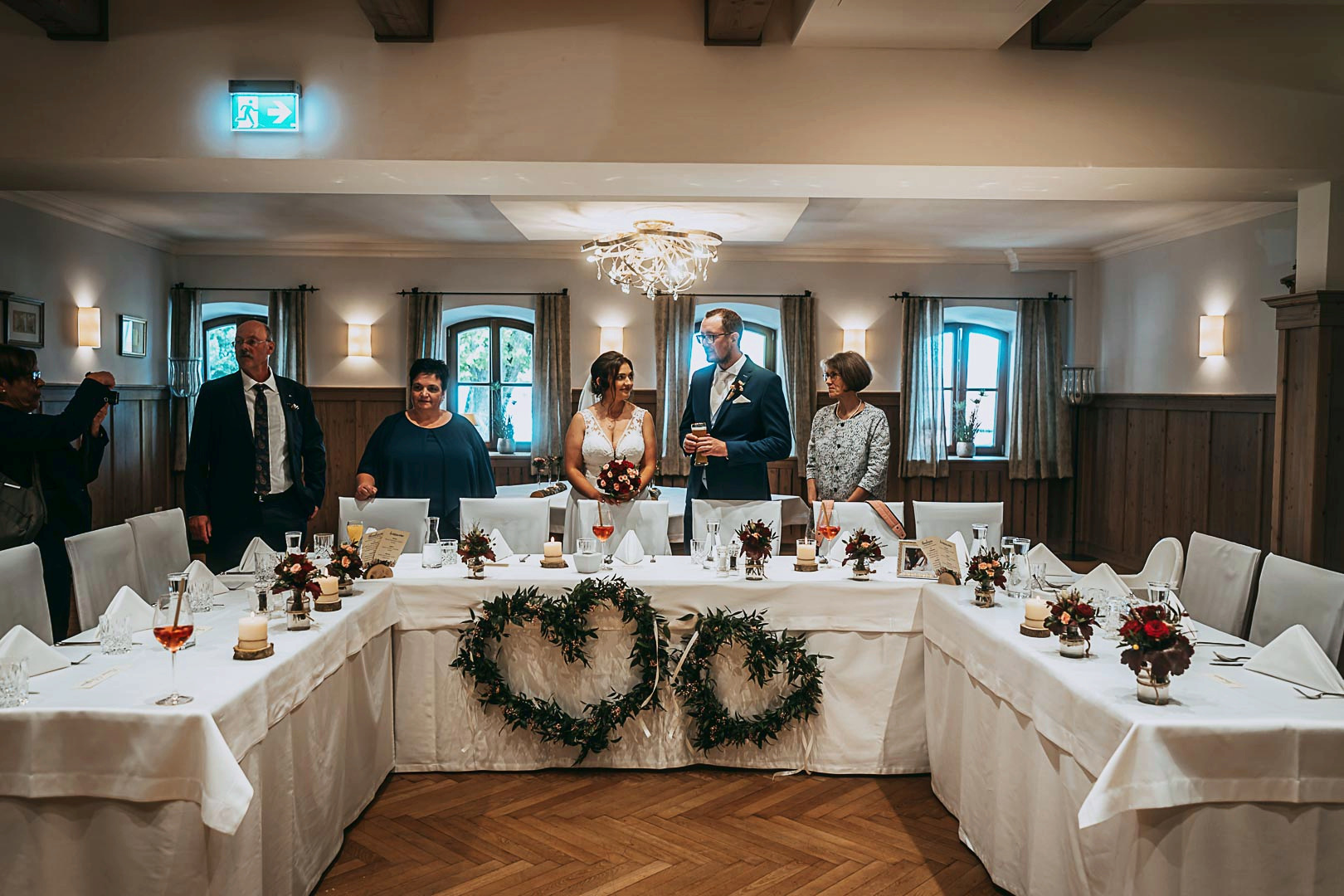 Großzügiger Festsaal mit Brauttisch beim Wirt z’Engelsberg
