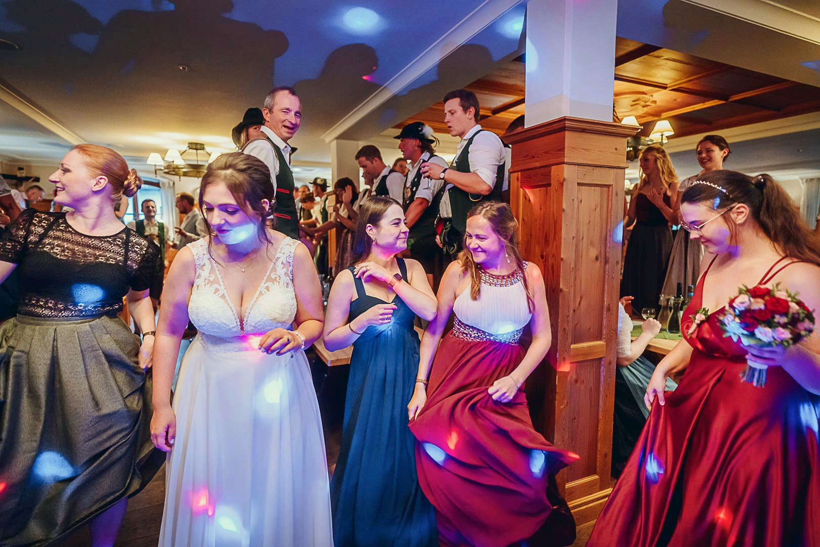 Hochzeitsparty mit tanzenden Gästen im Weinstüberl