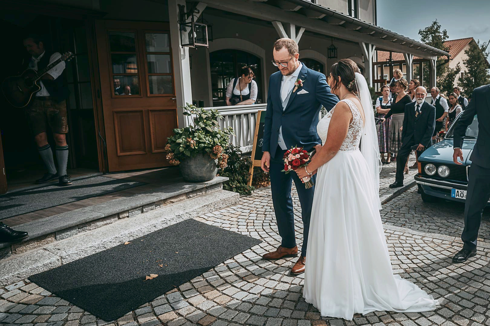 Brautpaar nach der kirchlichen Hochzeit in Seeon bei der Hochzeitsfeier beim Wirt z’Engelsberg