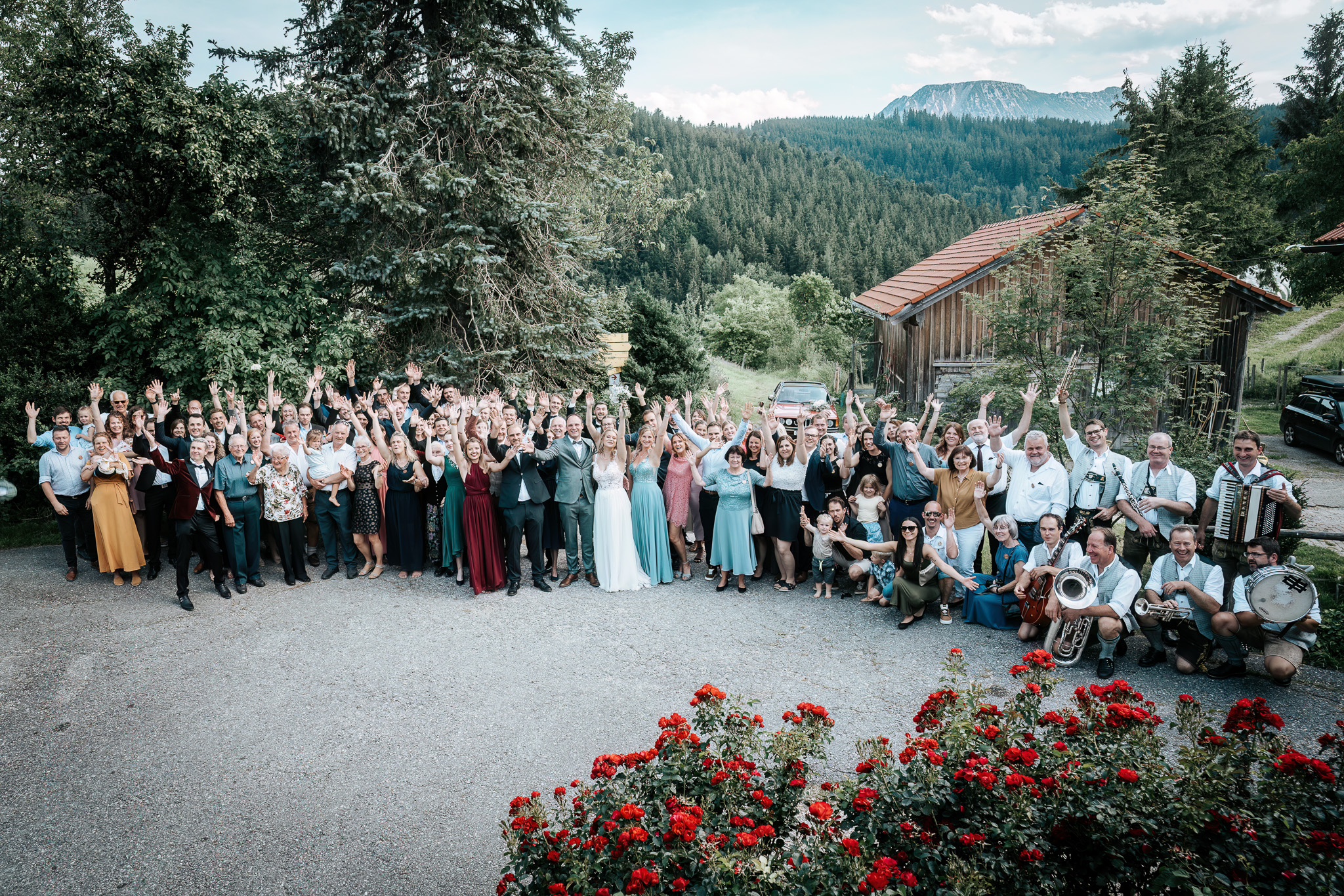 Großes Gruppenbild bei einer Hochzeit auf der Fürmann Alm