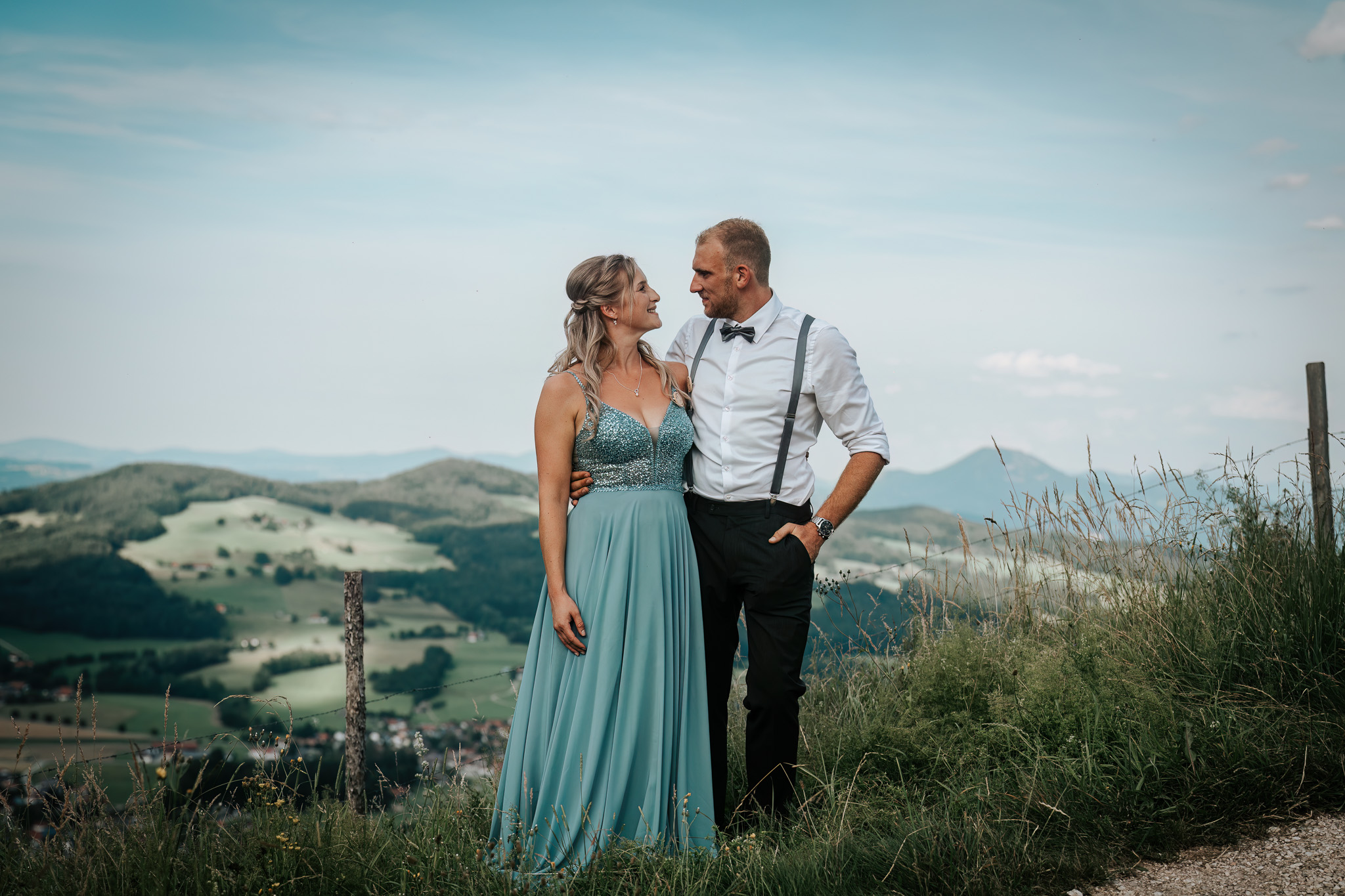 Brautpaar beim Paarshooting mit Bergblick an der Fürmann Alm