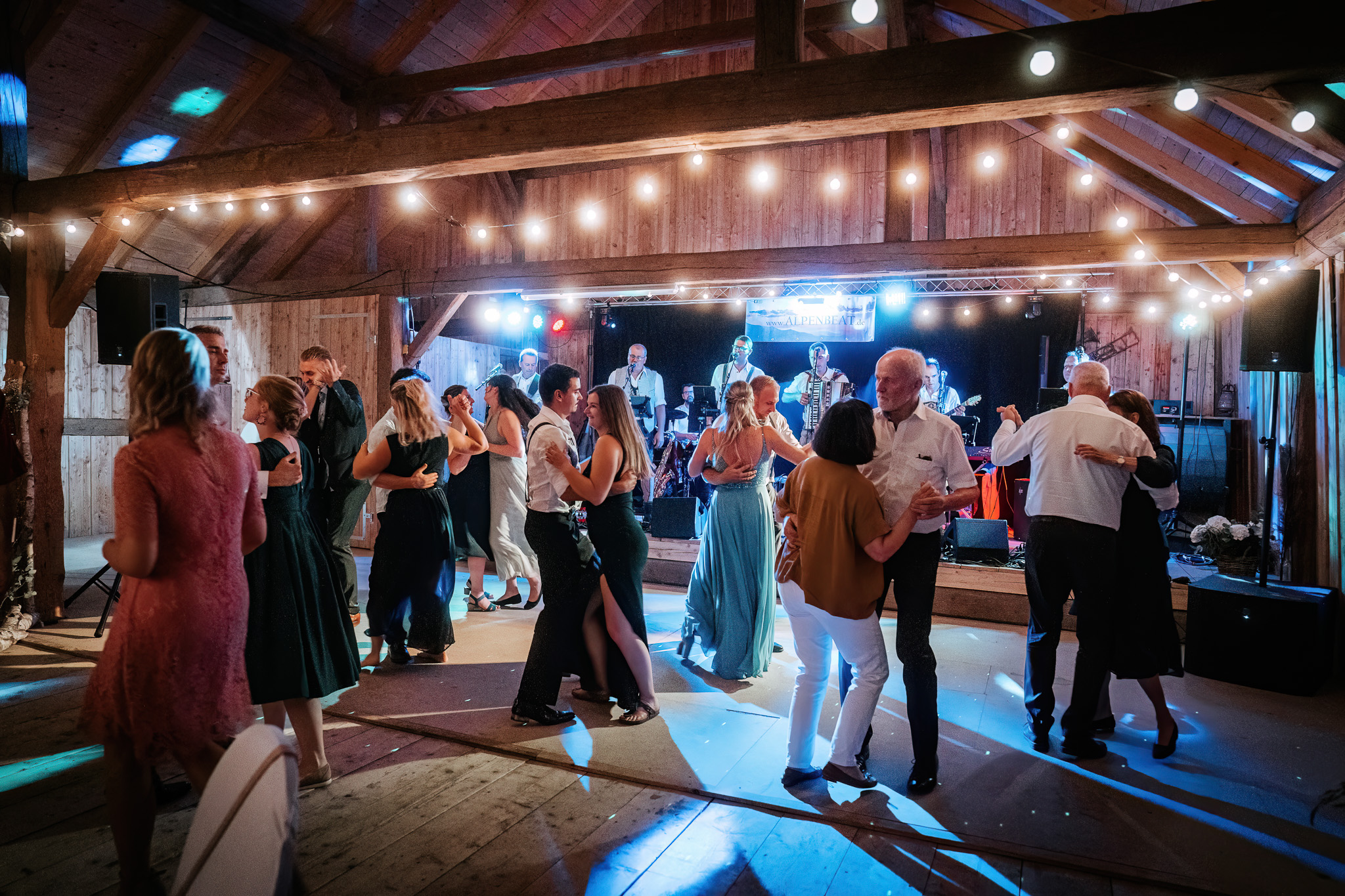 Tanzfläche bei einer Hochzeit auf der Fürmann Alm