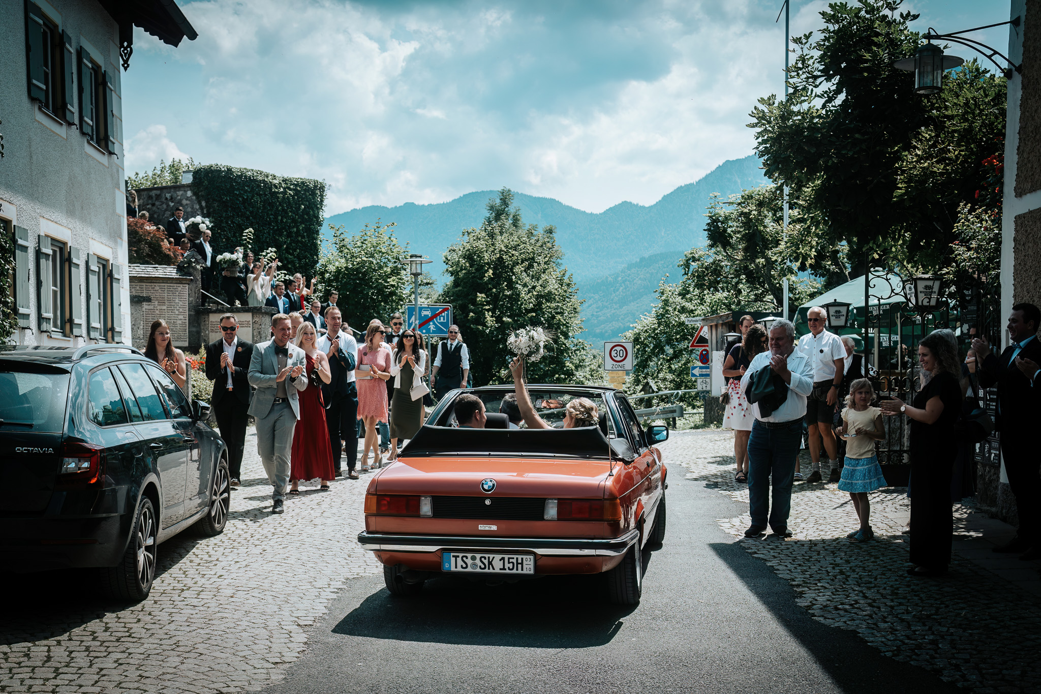 Abfahrt des Brautpaares nach der kirchlichen Trauung in Anger
