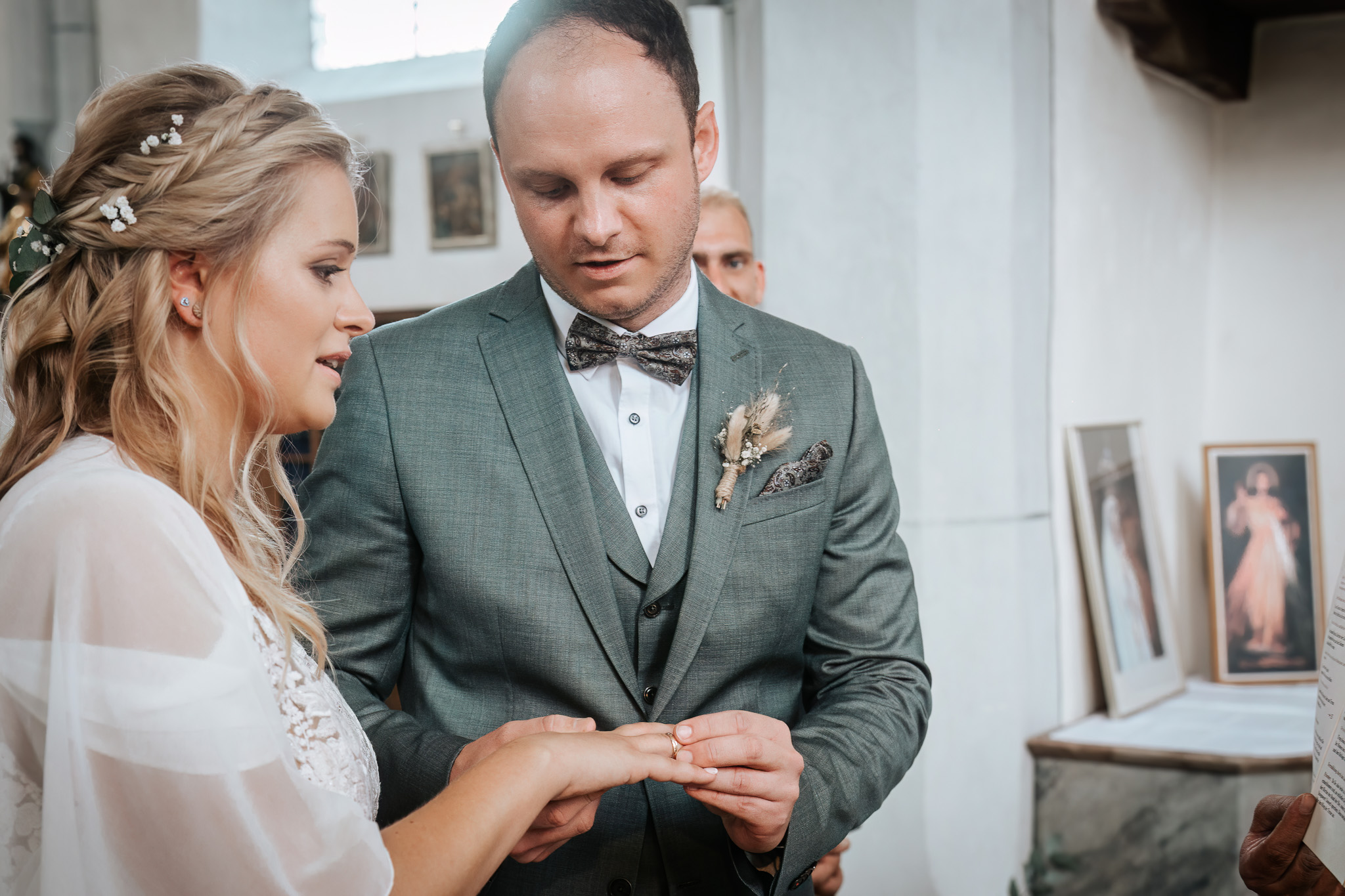 Brautpaar beim Ringtausch während der Hochzeit in Anger