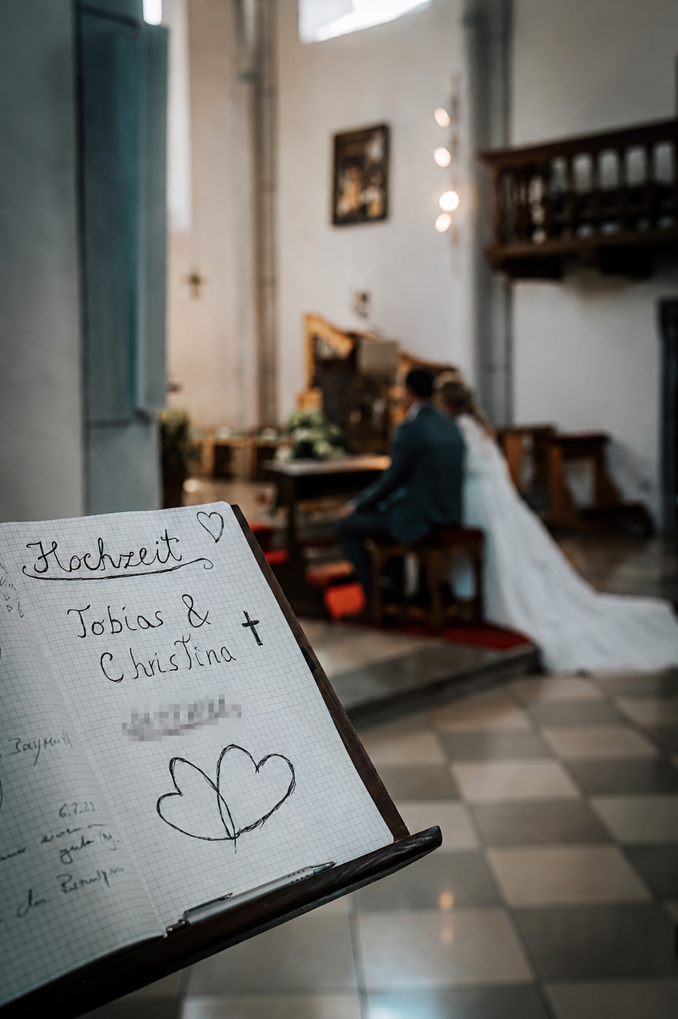 Aufgeschlagenes Gästebuch bei einer Hochzeit in der Kirche von Anger