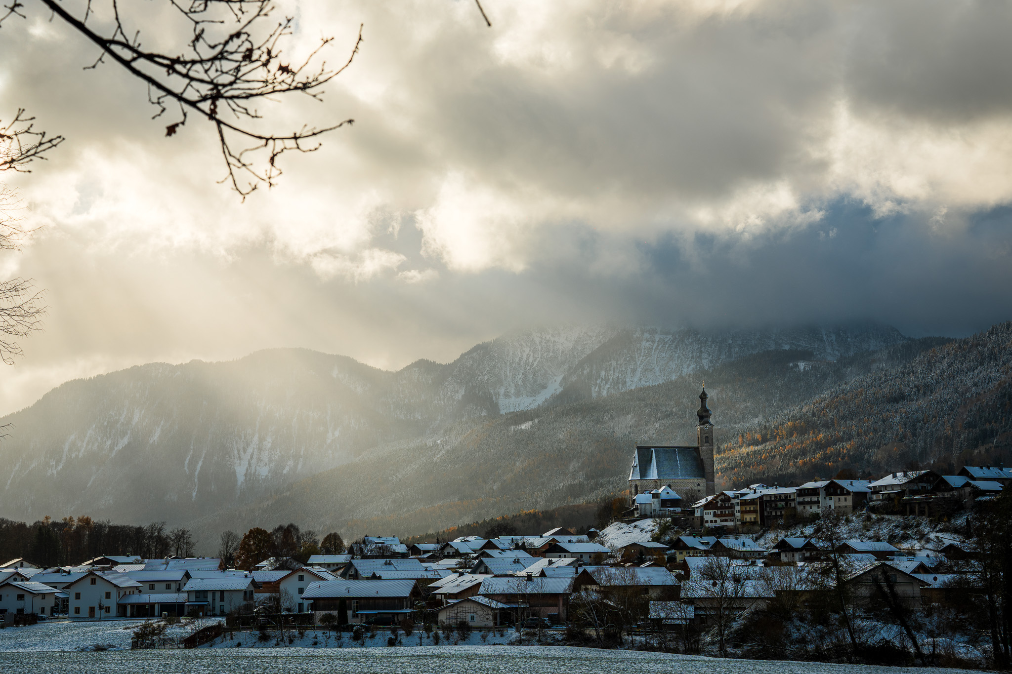 Kirche in Anger vor den Bergen des Berchtesgadener Landes