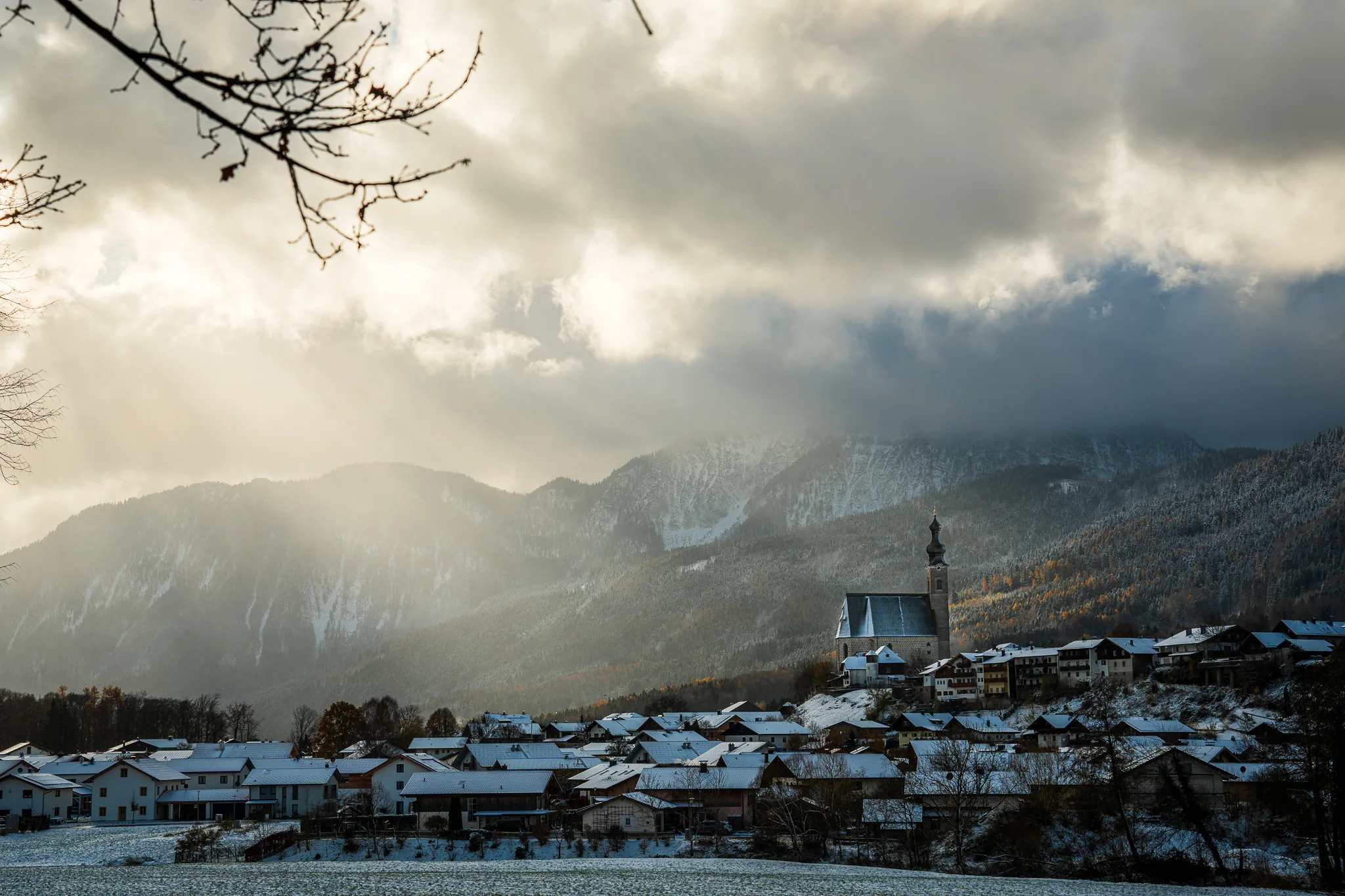 Kirche in Anger vor den Bergen des Berchtesgadener Landes