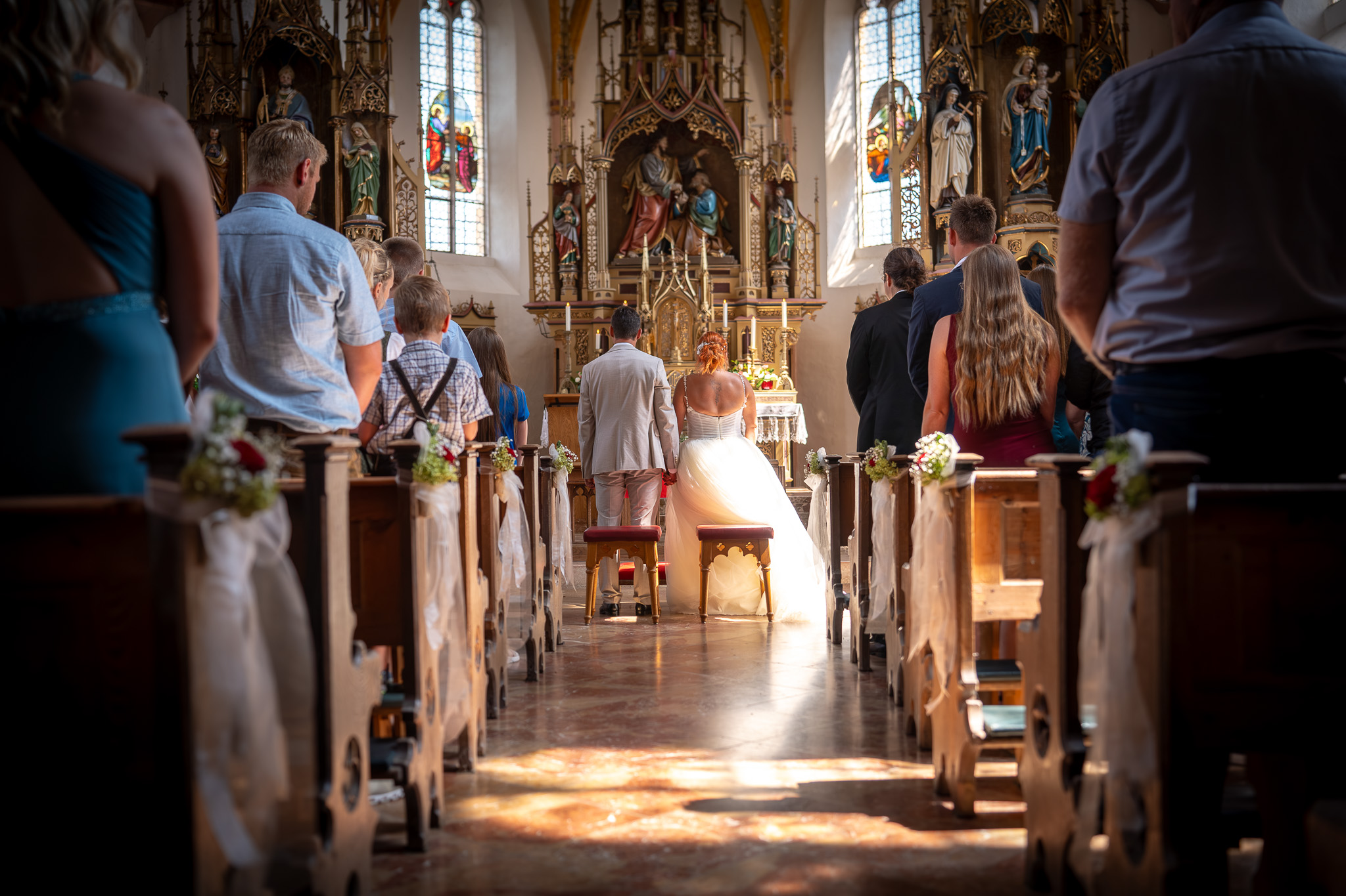 Blick durch das Kirchenschiff während der Hochzeit in St. Peter Taching