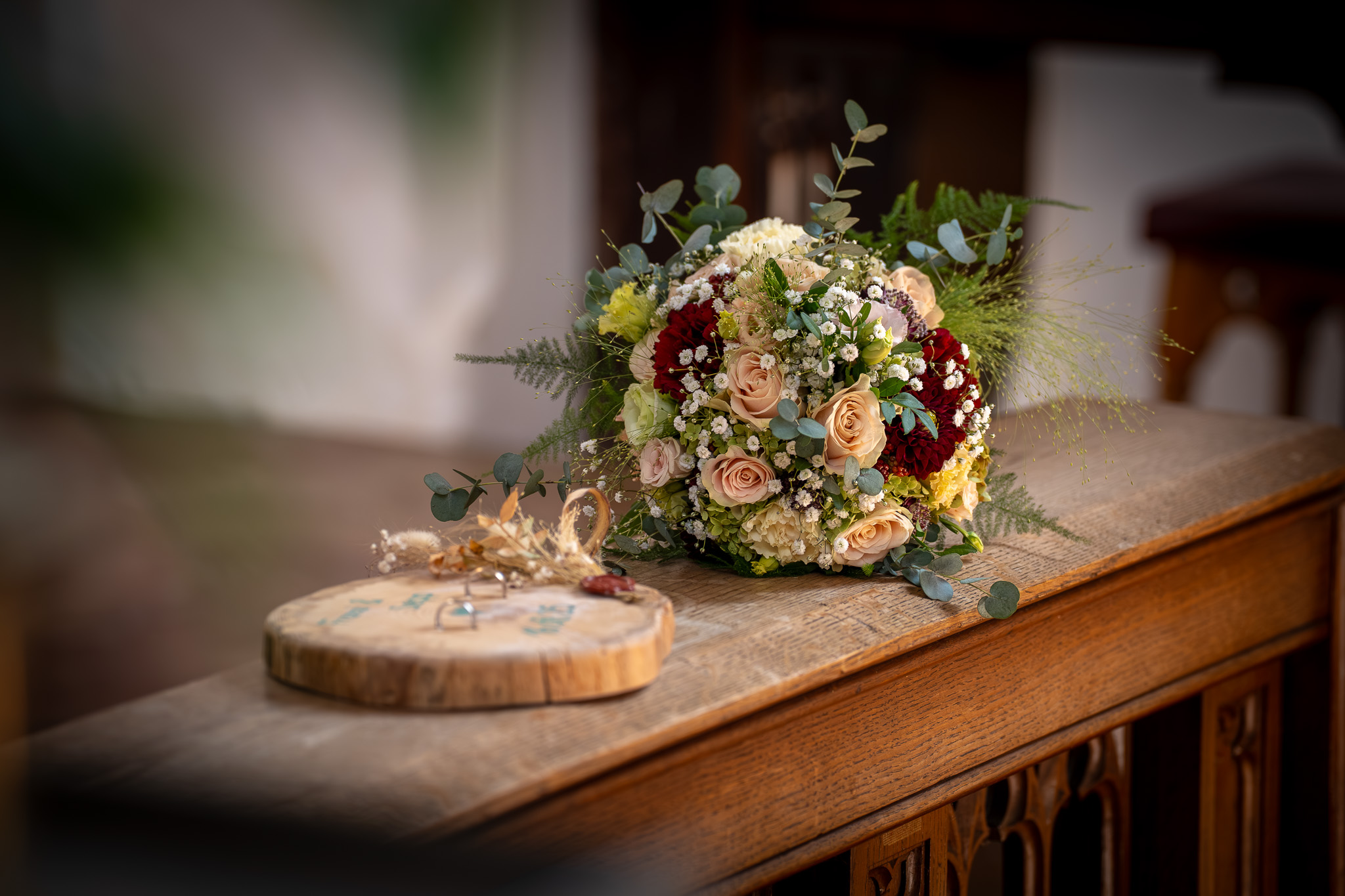 Brautstrauß und Ringkissen bei einer Hochzeit in der Kirche St. Peter Taching