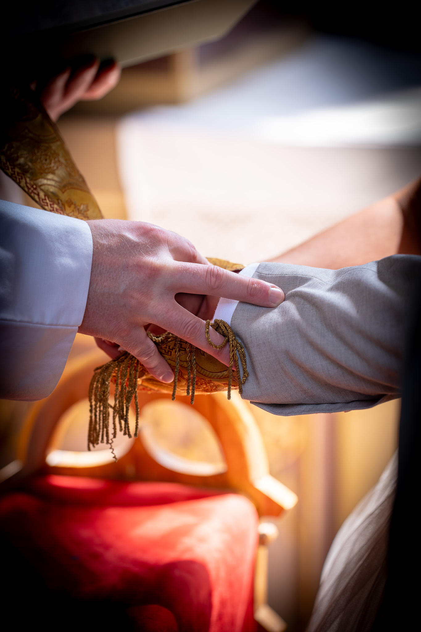 Segnung der Hände während der kirchlichen Hochzeit in Taching am See
