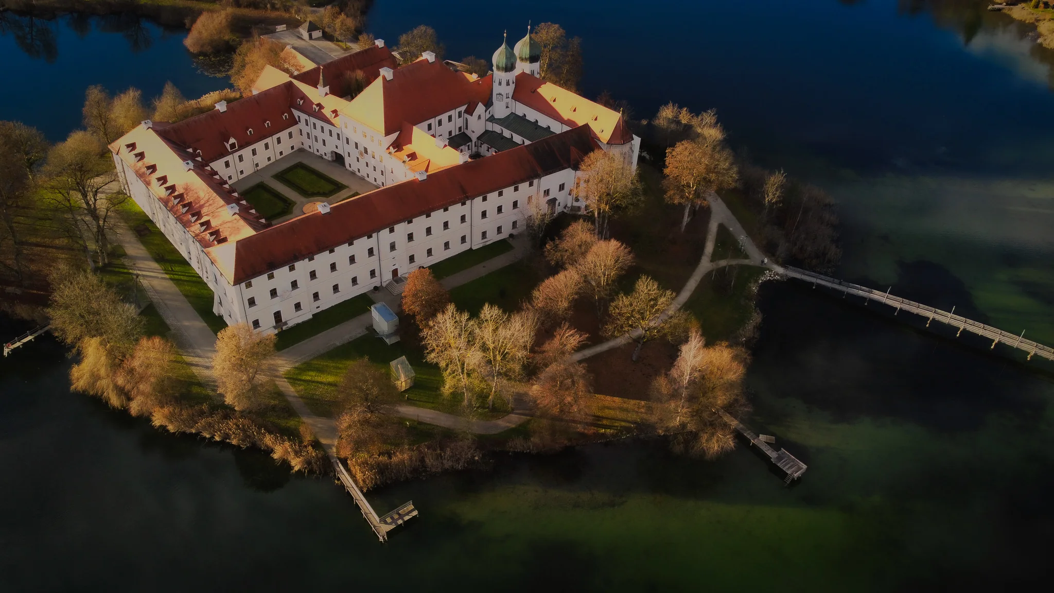 Kloster Seeon auf seiner Insel im See