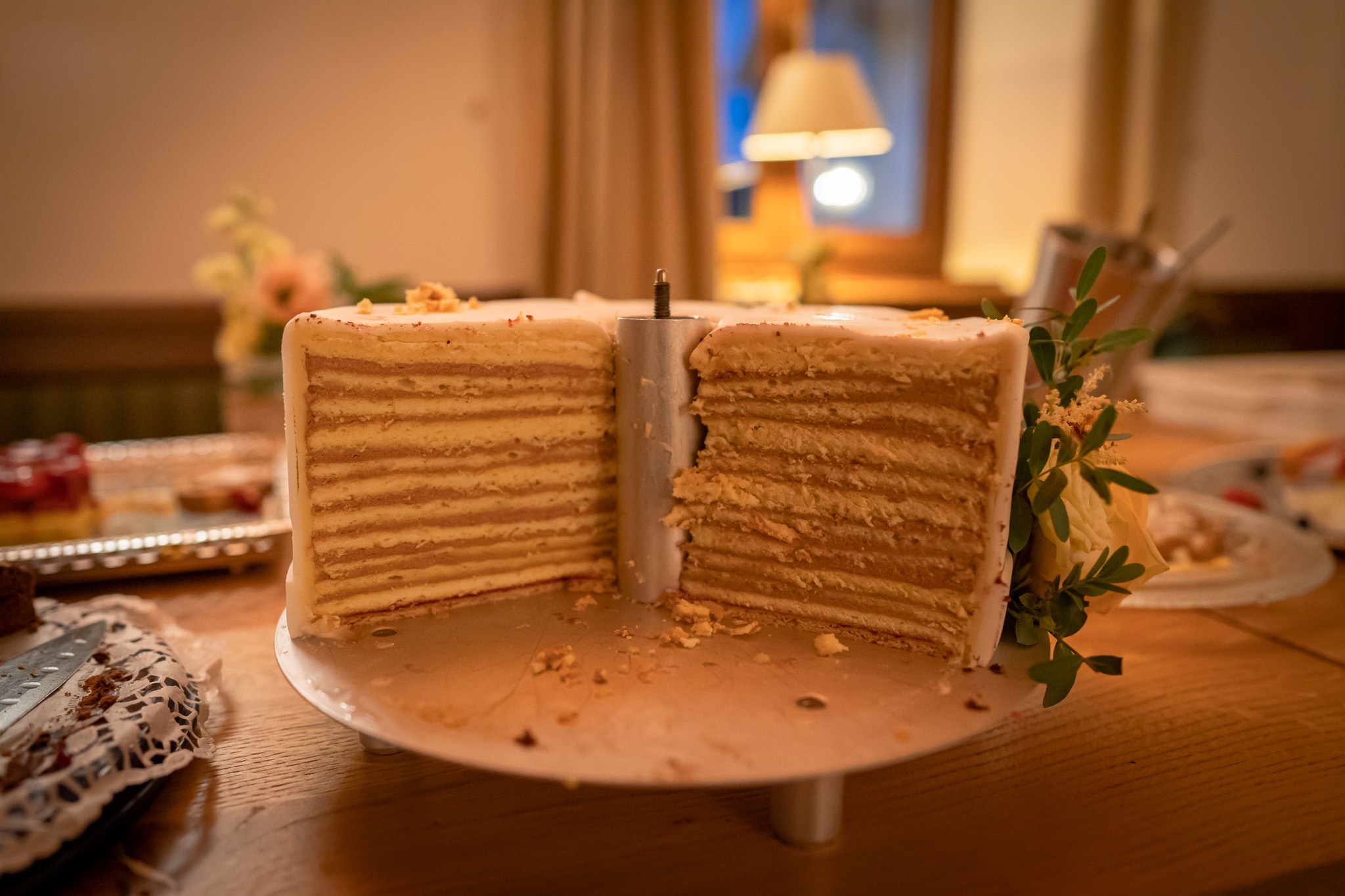 Angeschnittene Hochzeitstorte bei einer Feier in der Angermühle