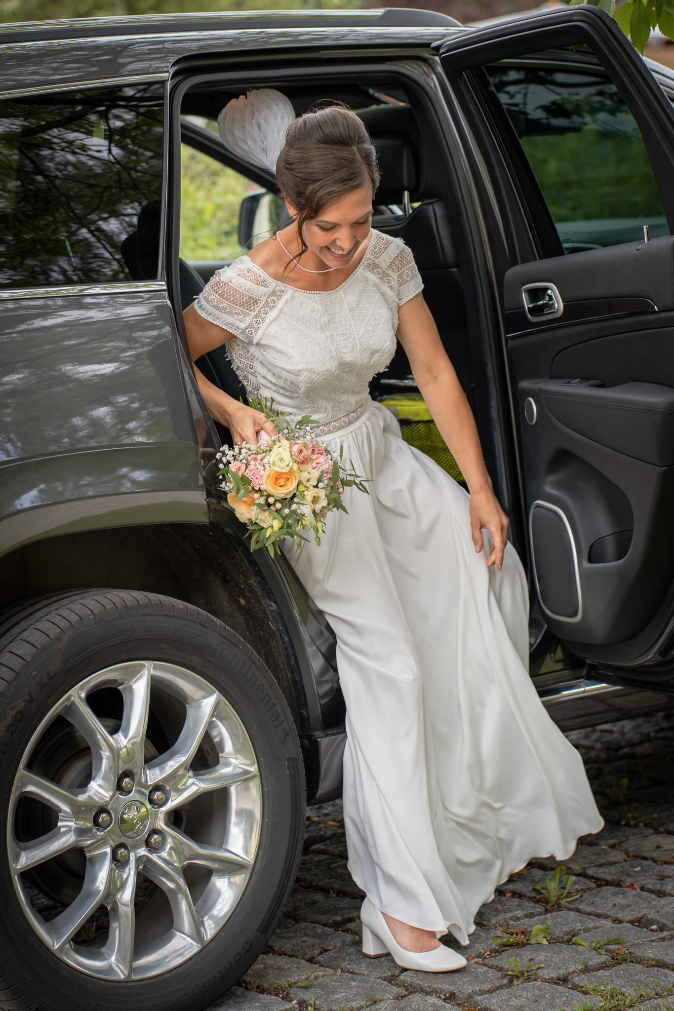 Braut mit sommerlichem Brautstrauß bei der Hochzeit in Altenmarkt